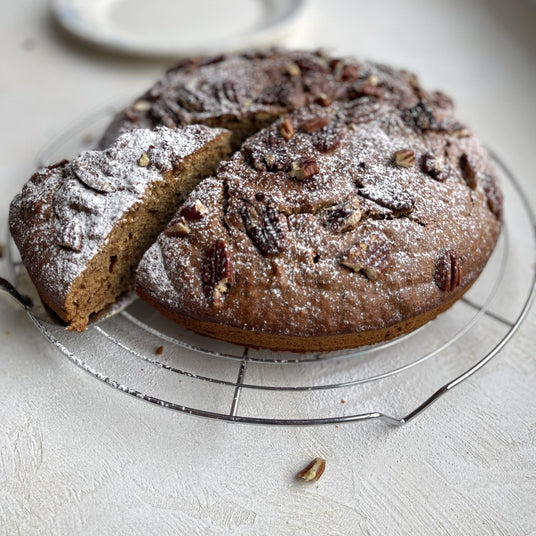 Dattelkuchen mit Pekannüssen