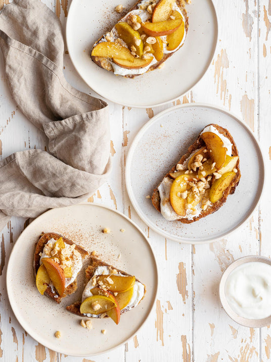 French Toast mit Apfel und griechischem Joghurt