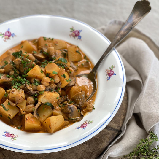 Kartoffelgulasch mit Champignons und Kichererbsen