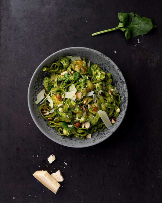 Nudeln mit Hähnchen und Spinat-Pesto