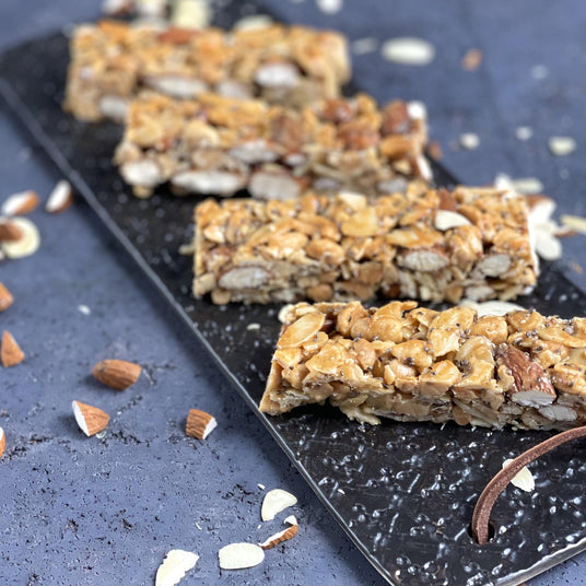Nussriegel mit Honig