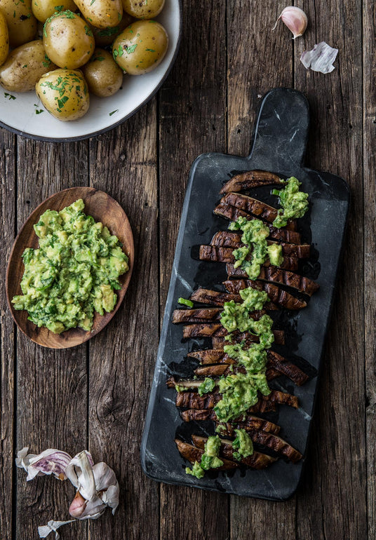 Portobello-Steaks mit Avocado-Soße und Kartoffeln