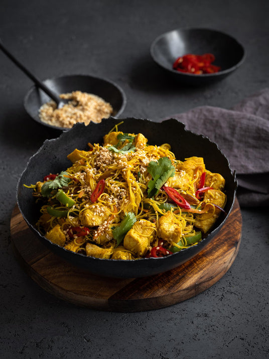 Reisnudeln mit Hähnchenfleisch und Curry