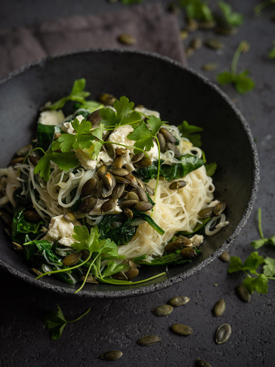 Schnelle Reisnudeln mit Spinat, Kürbiskernen und Fetakäse