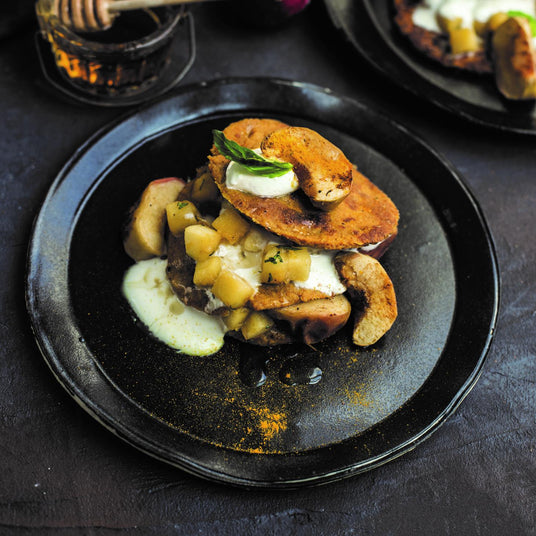 Süßkartoffelpuffer mit gebackenen Äpfeln und Zimt