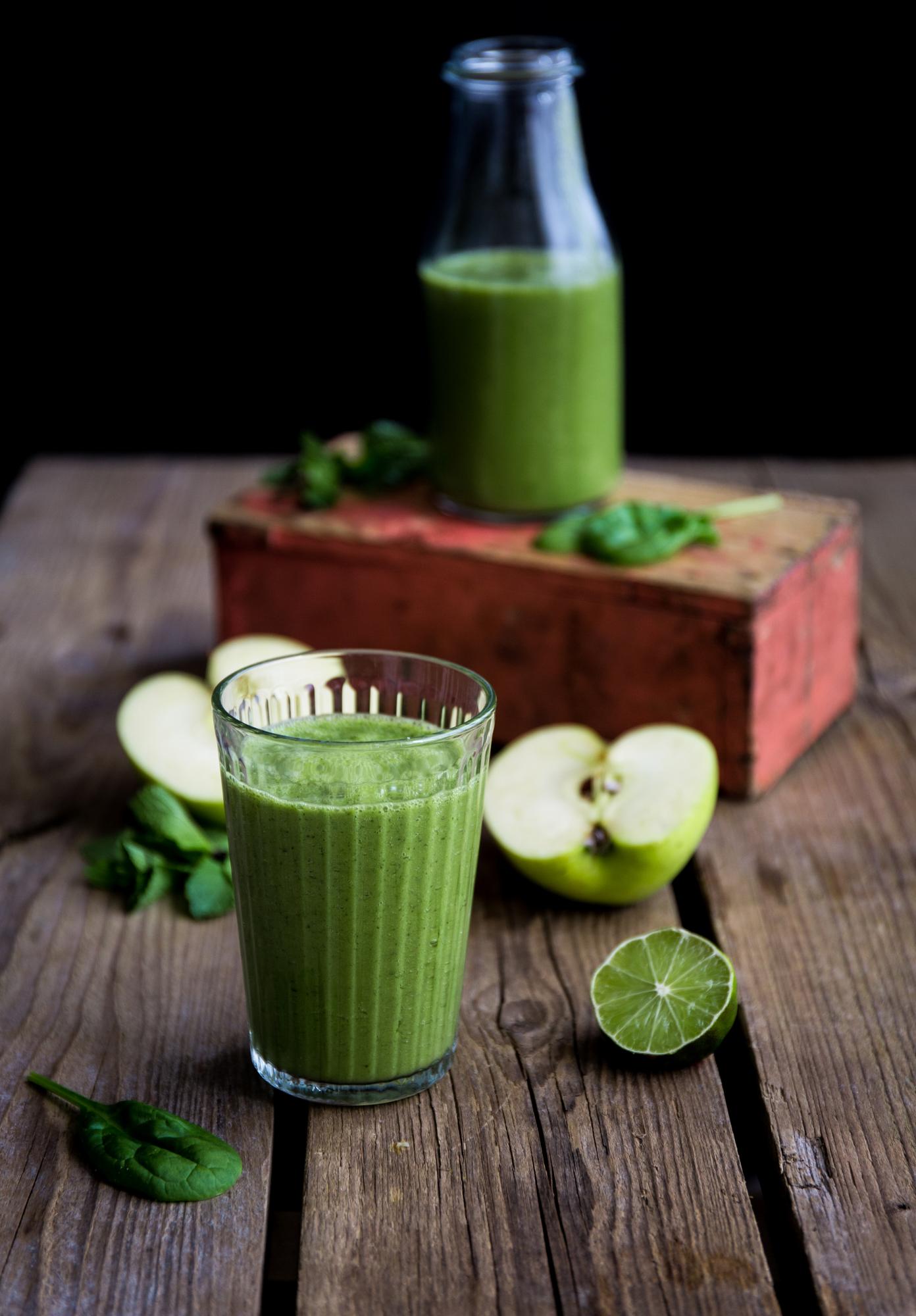 Apfel-Smoothie mit Minze und Limette