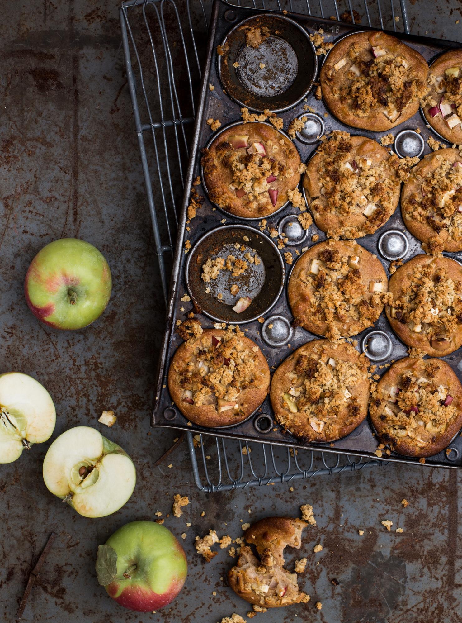 Apfelmuffins aus gebackenen Äpfeln mit Bröseln