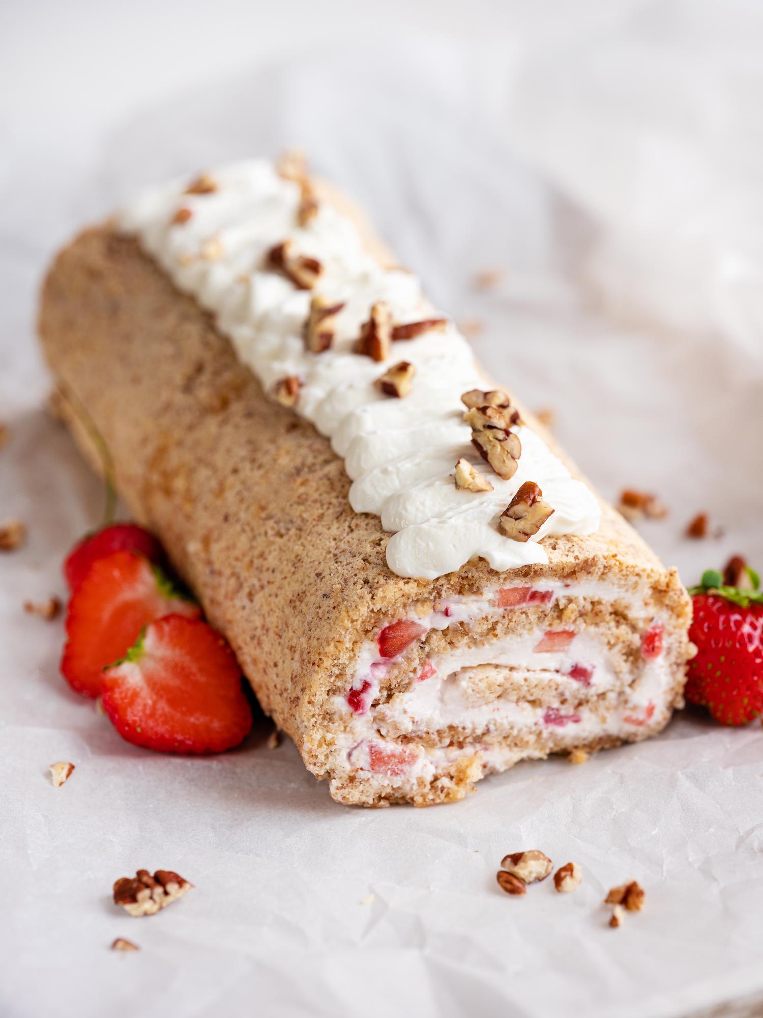 Glutenfreie Roulade mit Erdbeeren und Pekannüssen