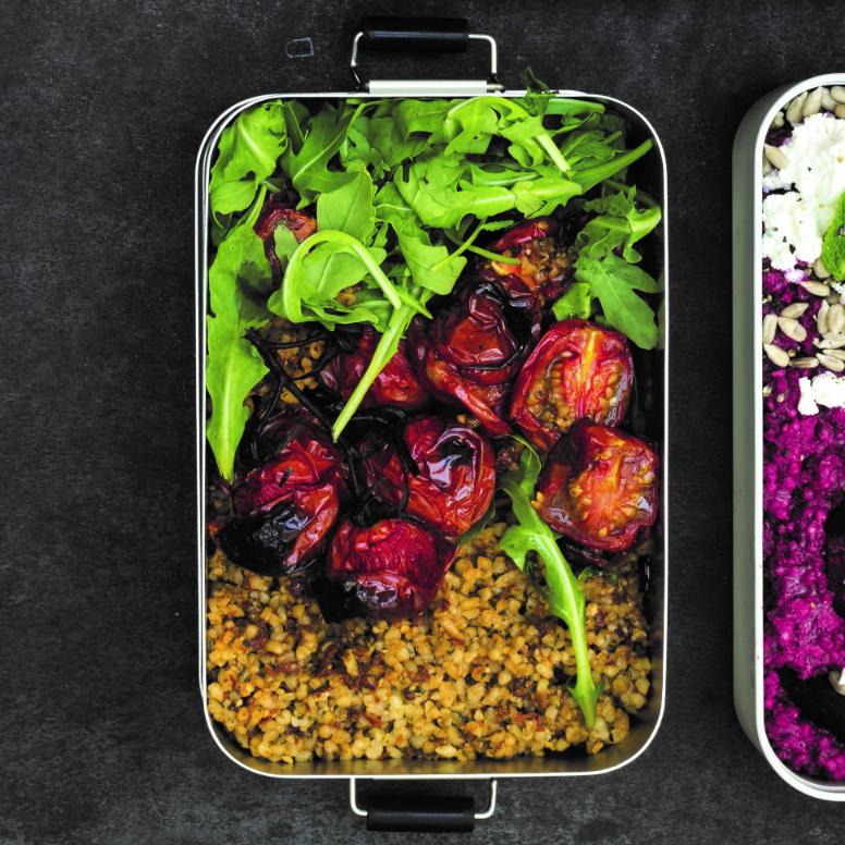 Bulgur mit hausgemachtem Pesto und gebackenen Tomaten