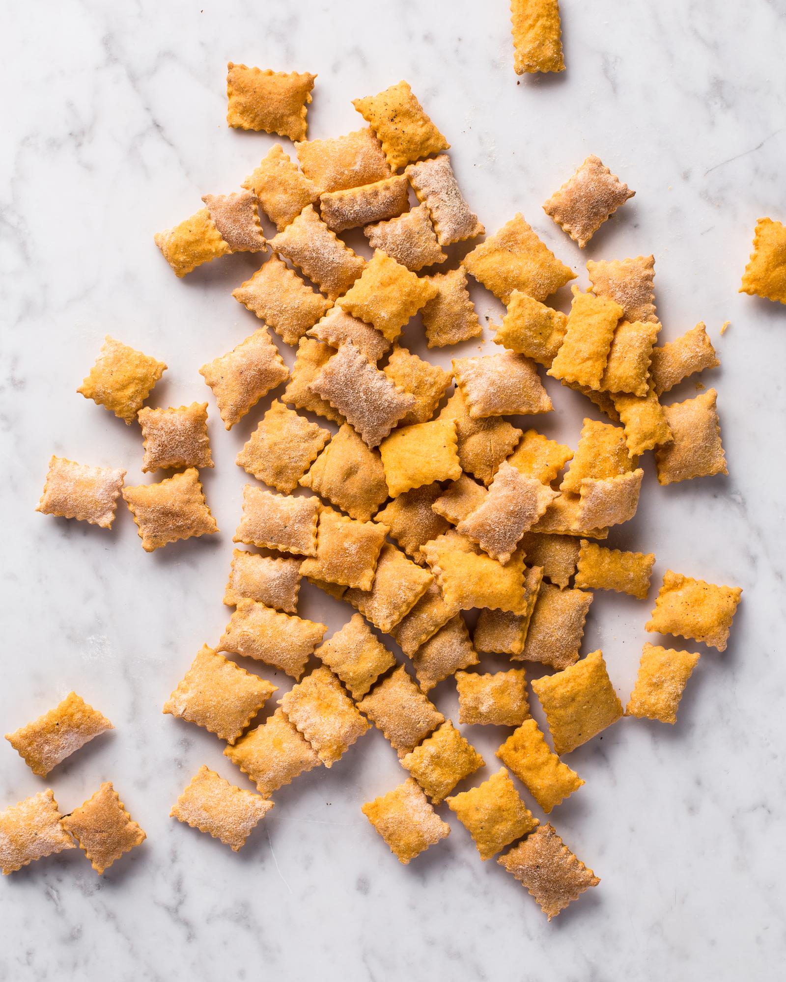 Cheddar-Cracker mit Süßkartoffeln
