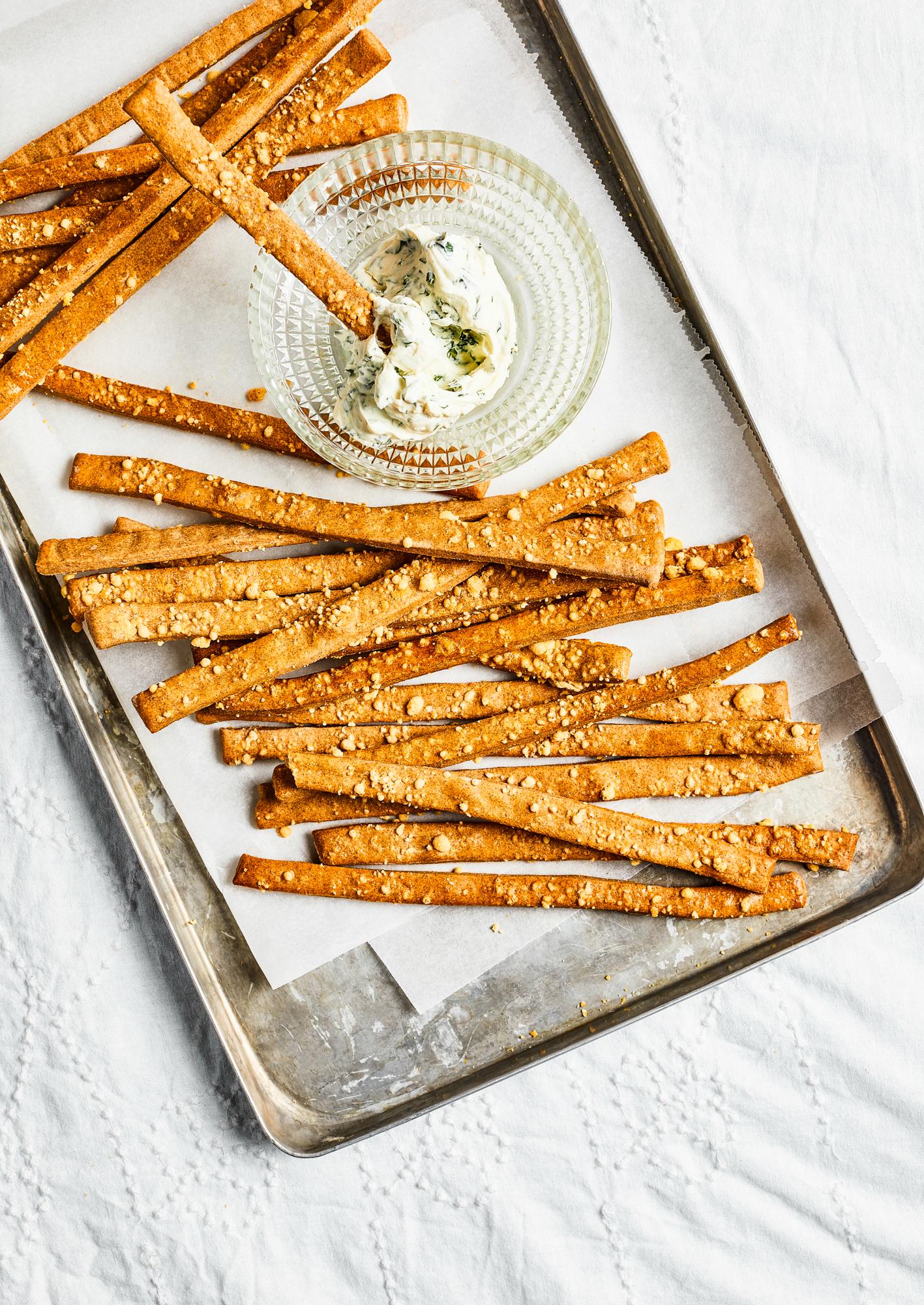 Vollkorn-Salzstangen mit Parmesan