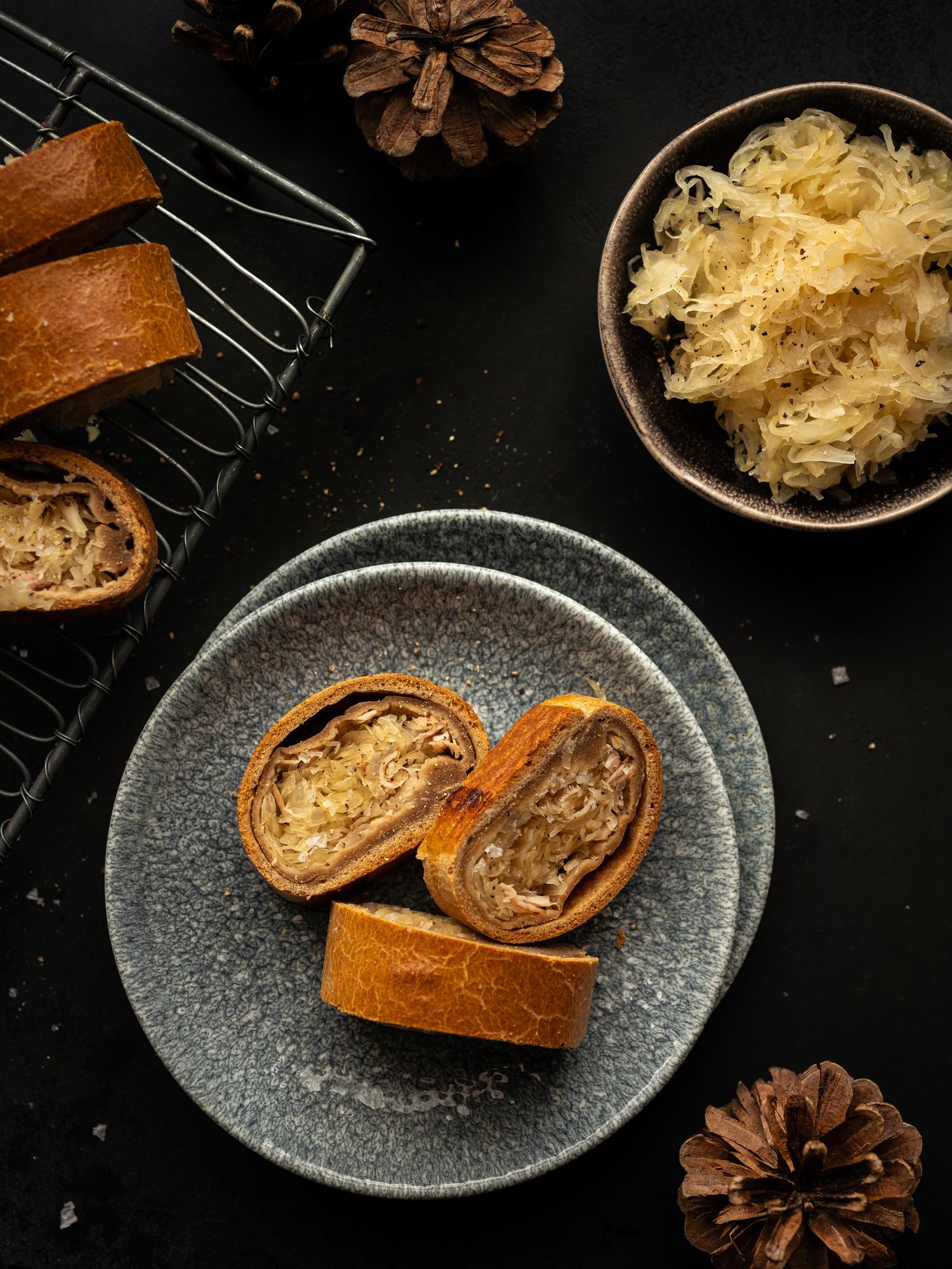 Vollkorn-Strudel mit Sauerkraut und Schinken