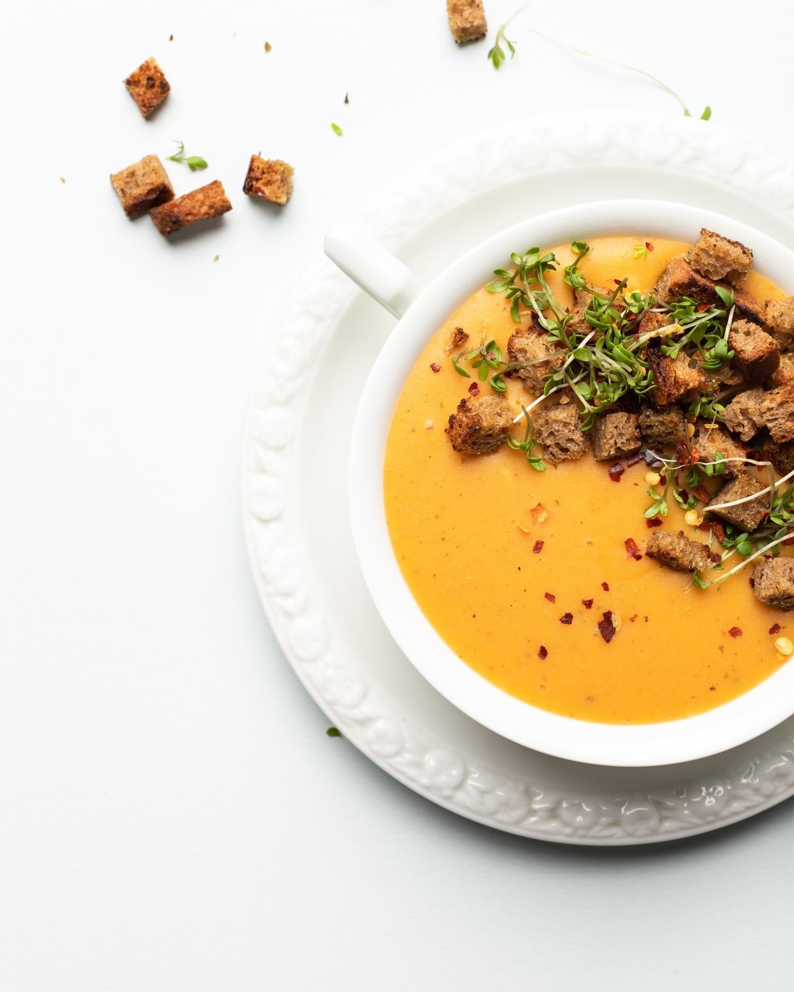 Linsensuppe mit Knoblauchcroutons