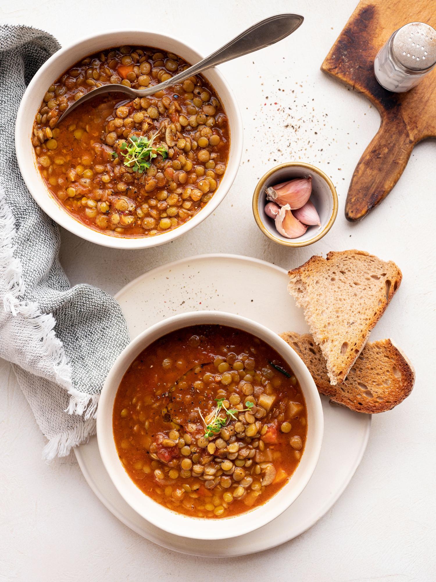 Linsen-Tomaten-Suppe mit Croutons