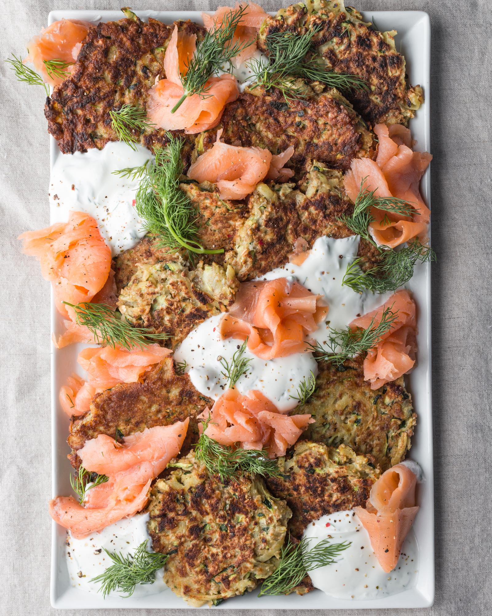 Zucchini-Kartoffelpuffer mit geräuchertem Lachs