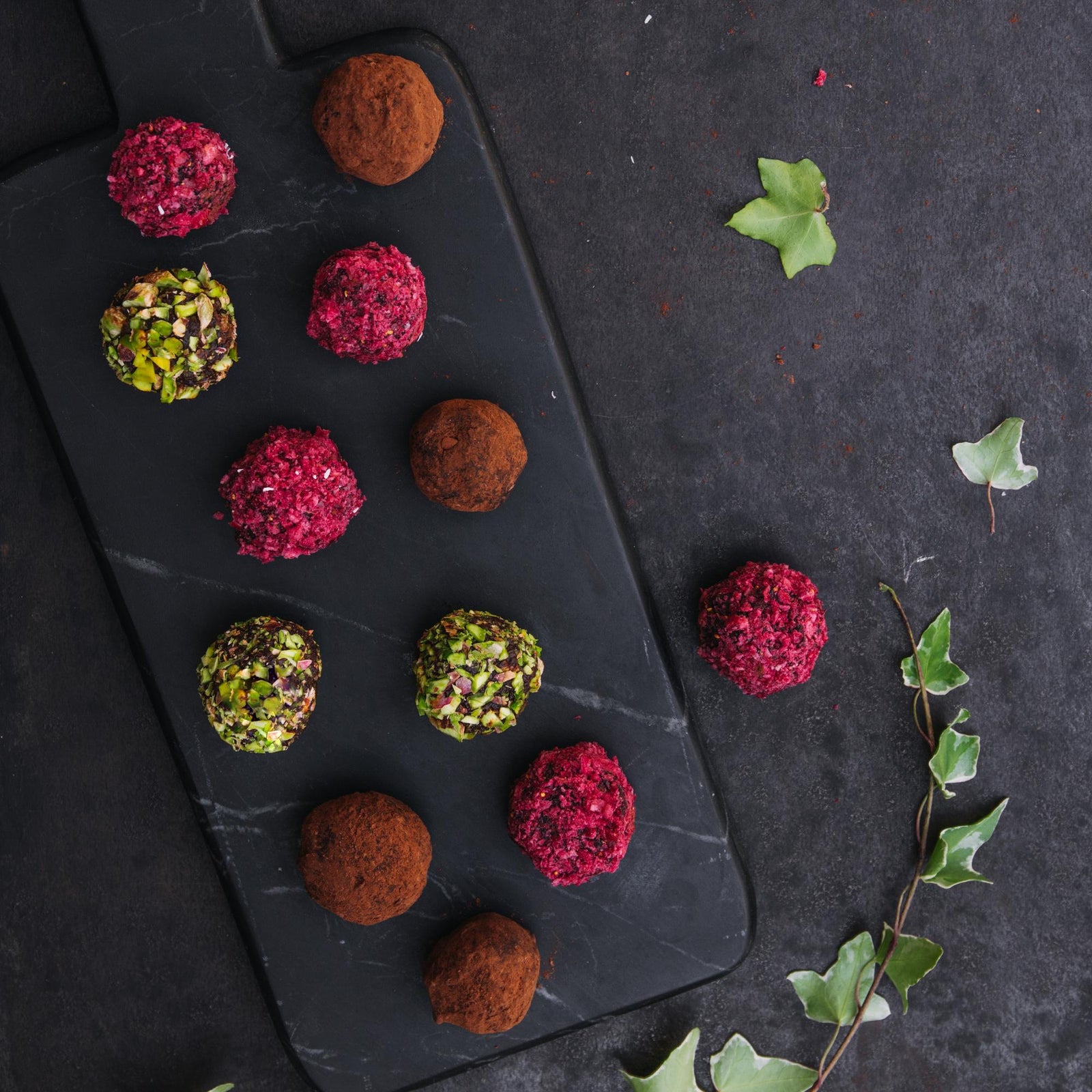 Dattelkugeln mit gefriergetrockneten Himbeeren