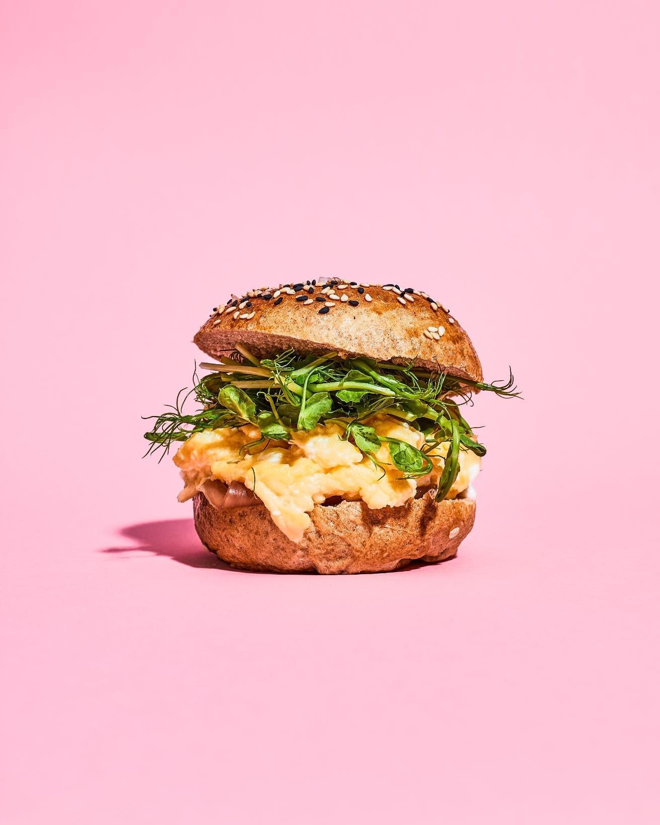 Hausgemachte Bagels mit Rührei