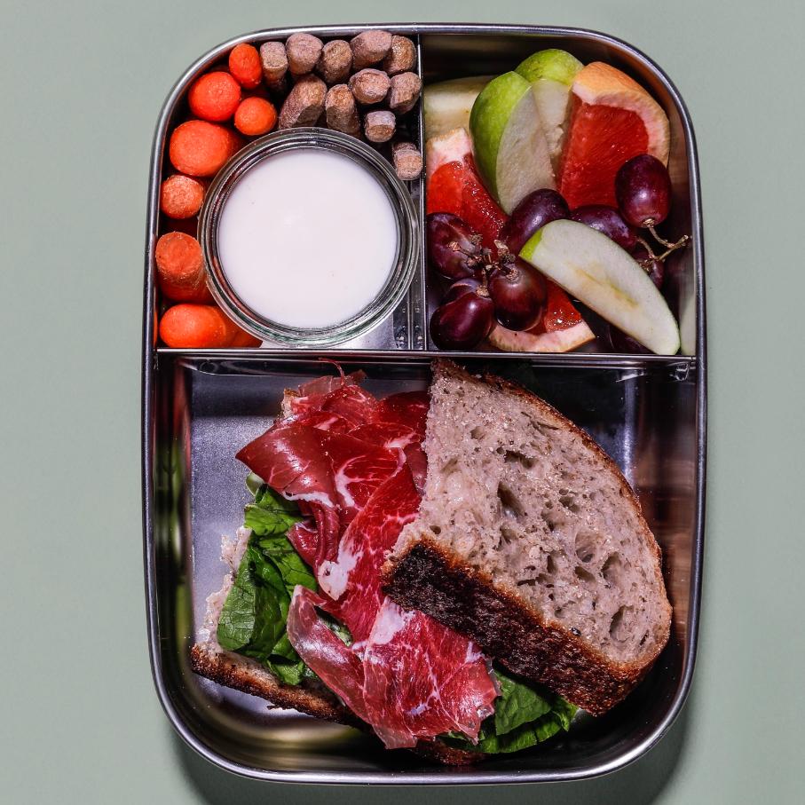 Hausgemachter Schmelzkäse mit Vollkornstangen