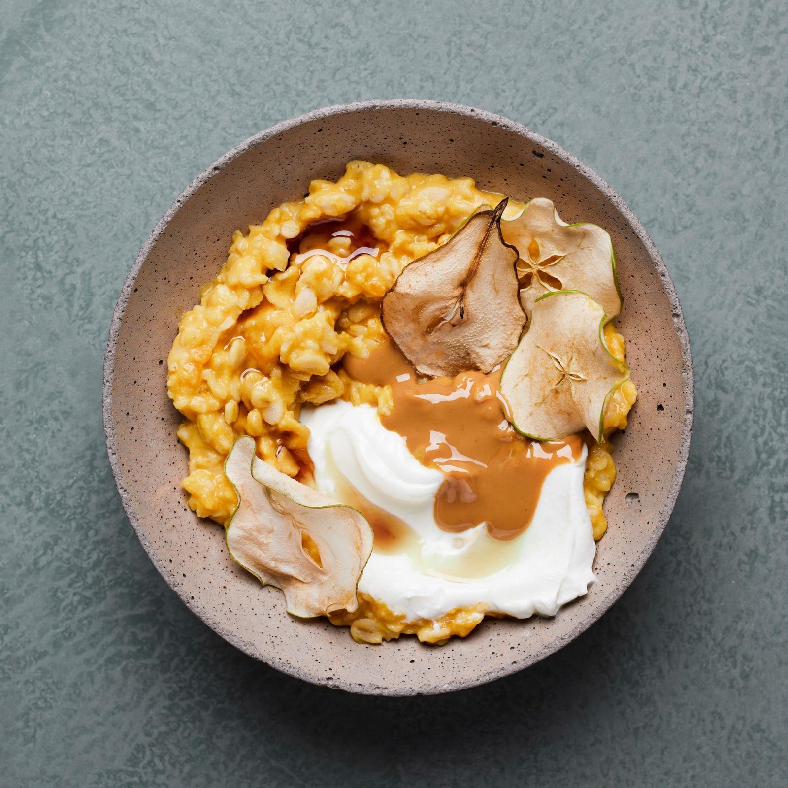 Kürbisbrei mit Erdnussbutter und Birnenchips