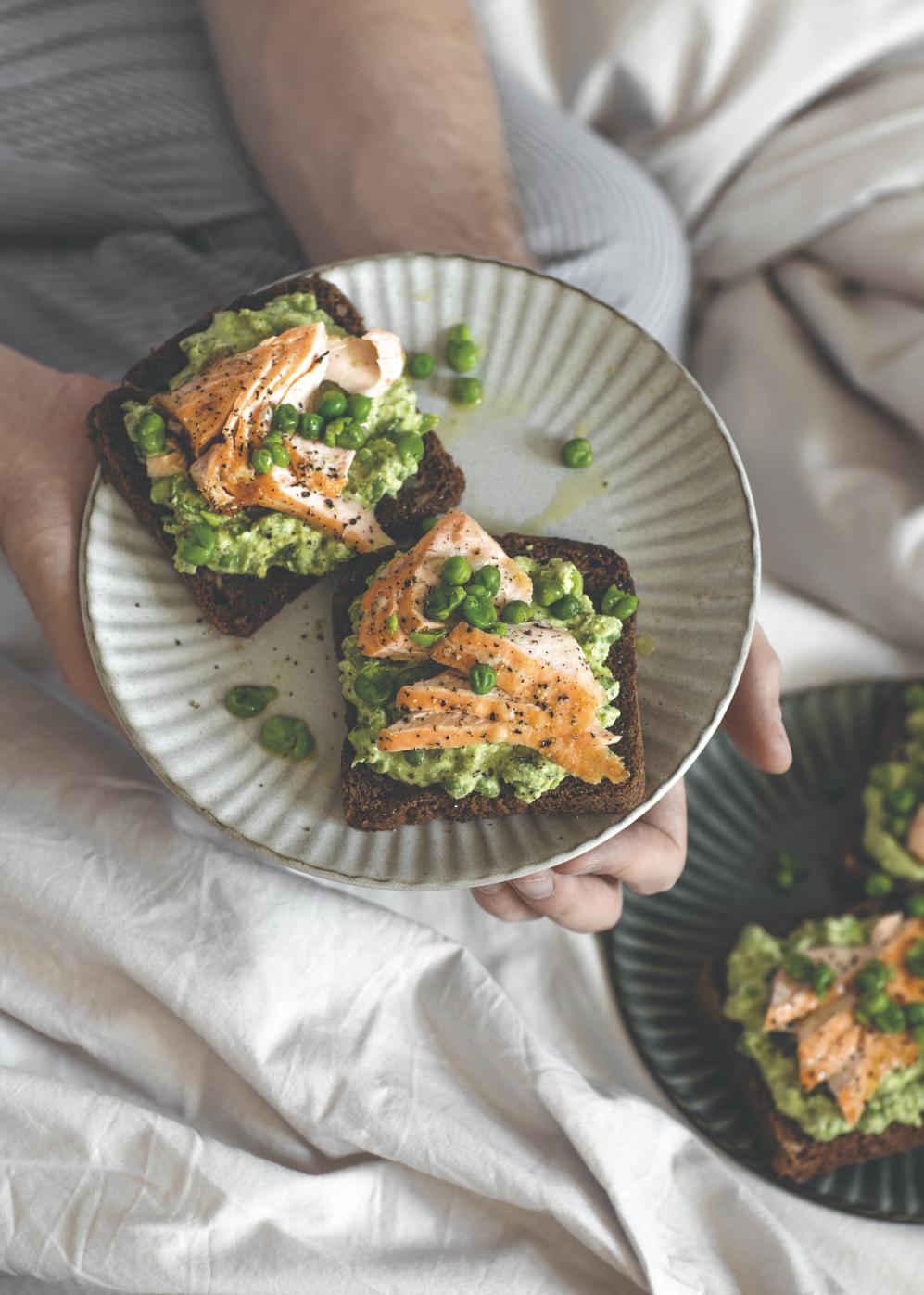 Erbsenpüree und gebackener Lachs auf Vollkornbrot