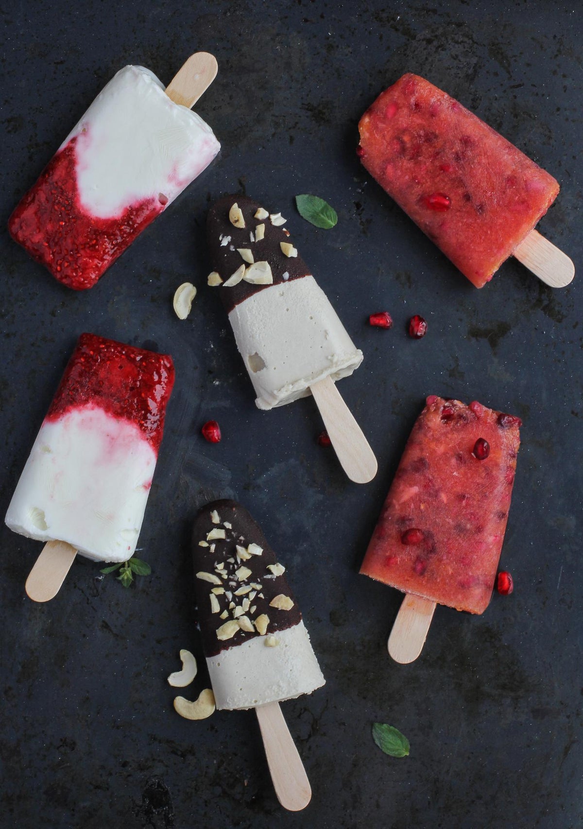 Erdbeer-Eis am Stiel mit Chiasamen