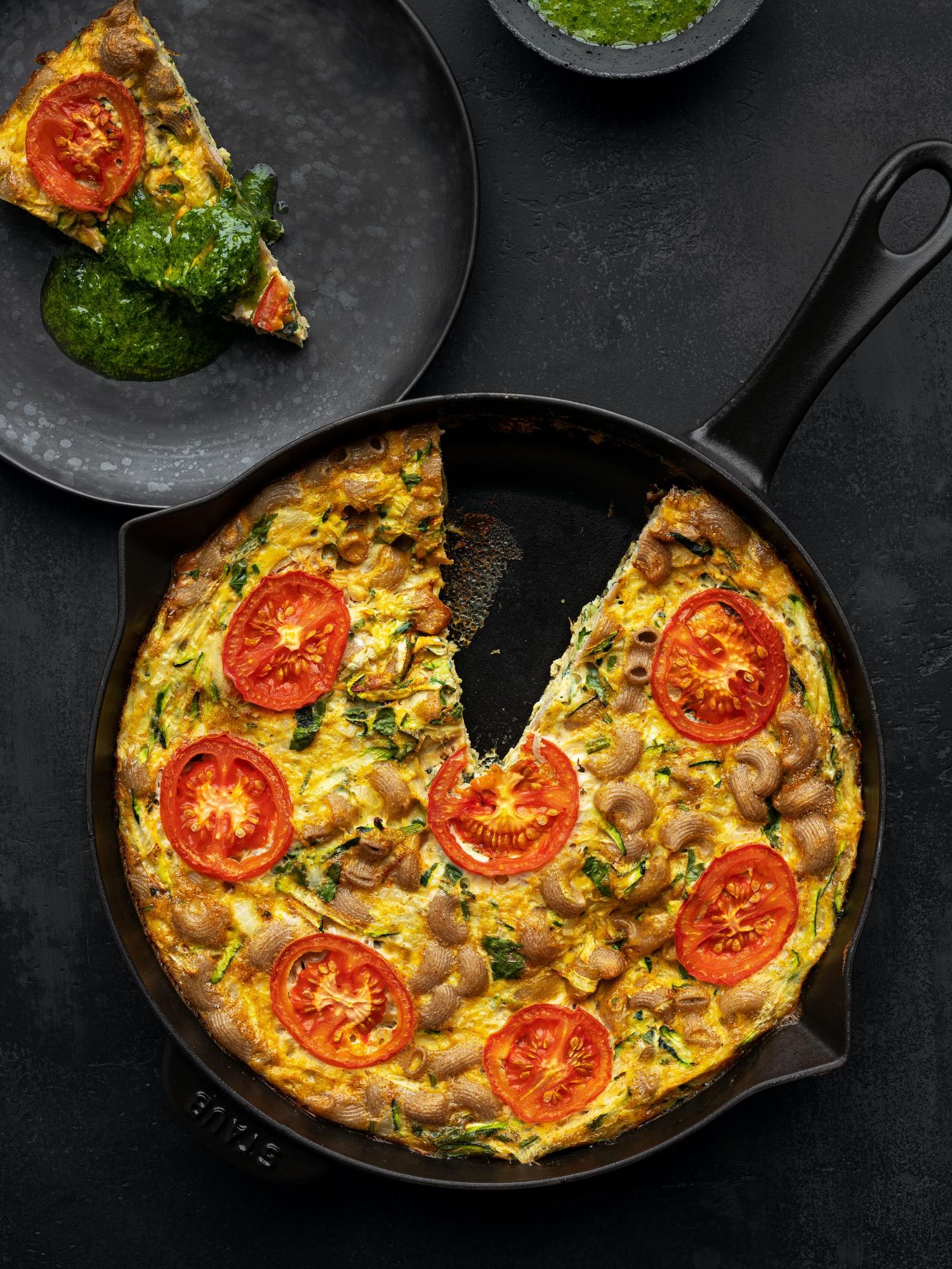 Frittata mit Zucchini und Nudeln