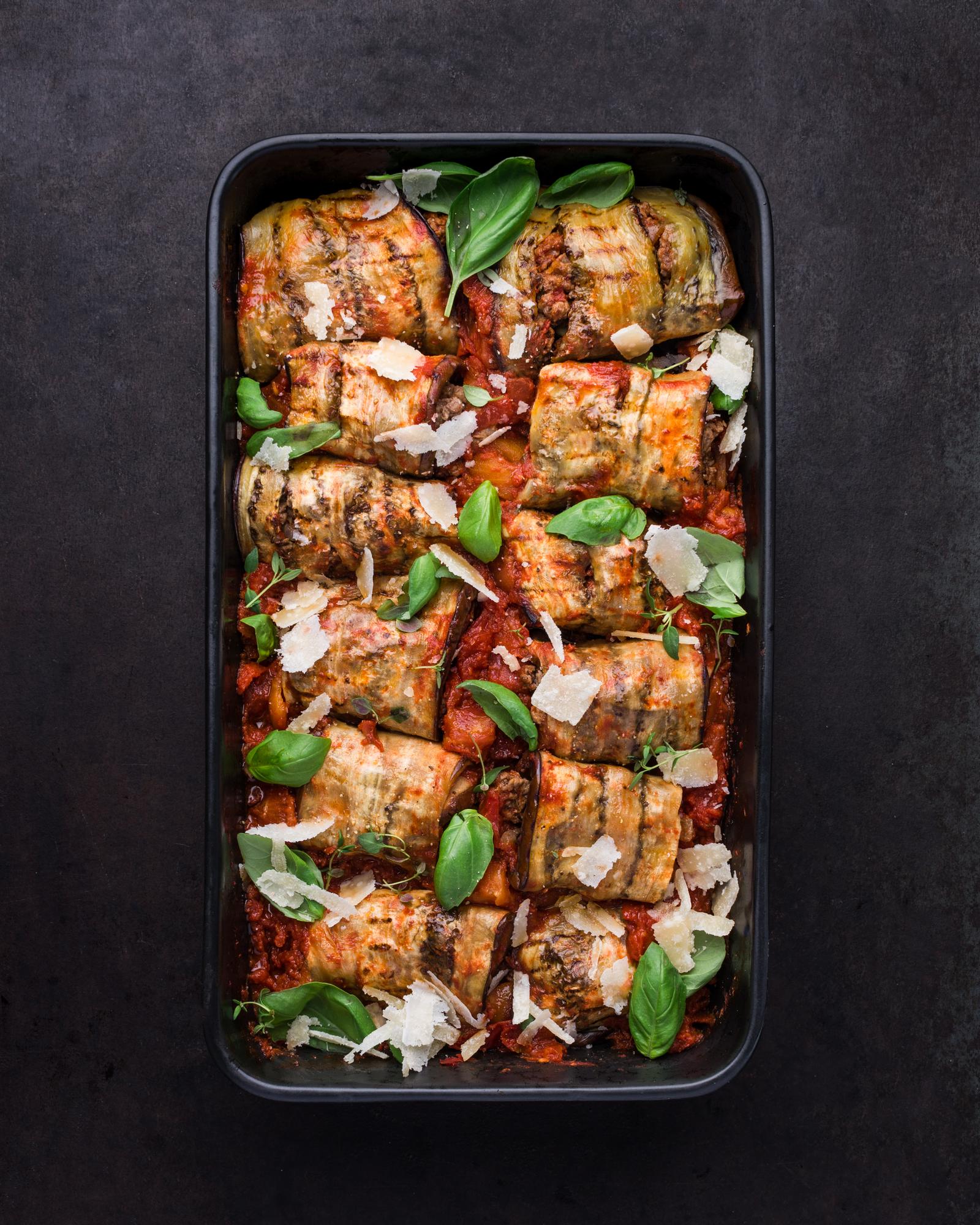 Gefüllte Auberginenrouladen in Tomatensauce