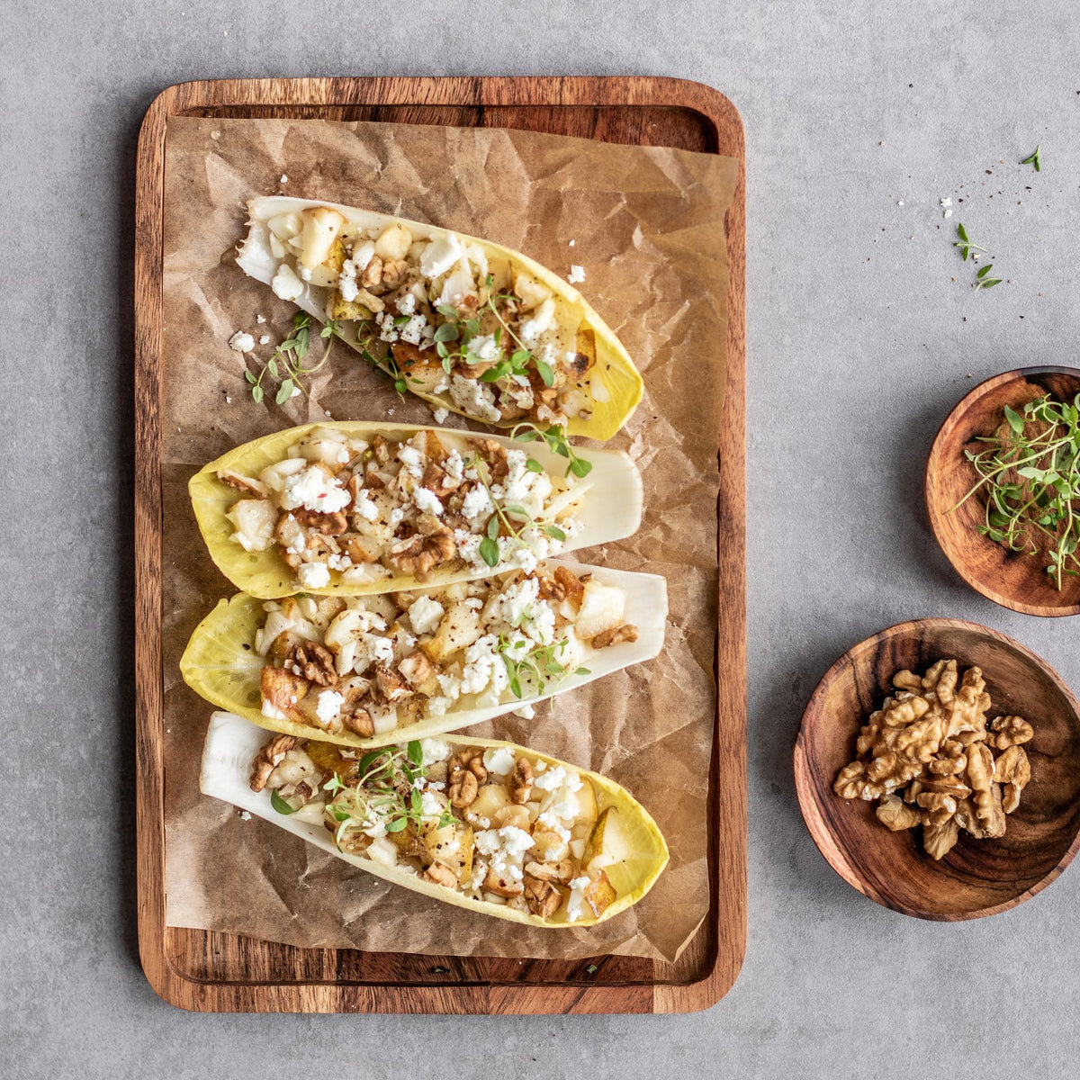 Gefüllte Chicorée-Schiffchen mit Birne, Fenchel, Feta-Käse und Walnüssen