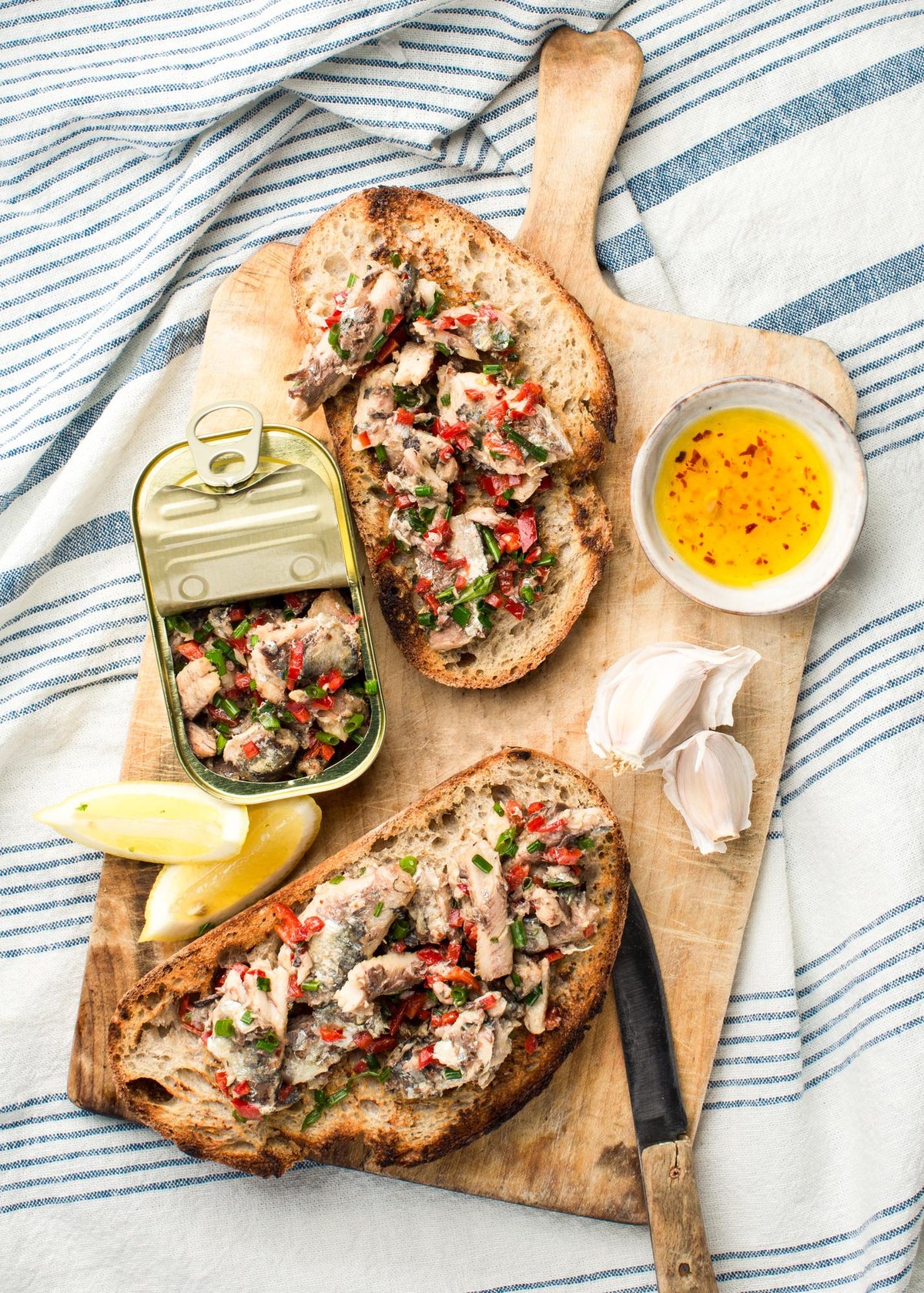 Geröstetes Brot mit Sardinen