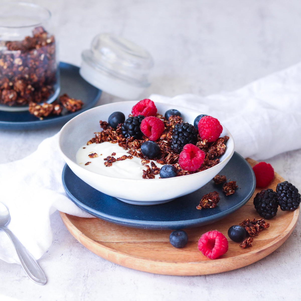 Granola mit getrockneten Zwetschgen