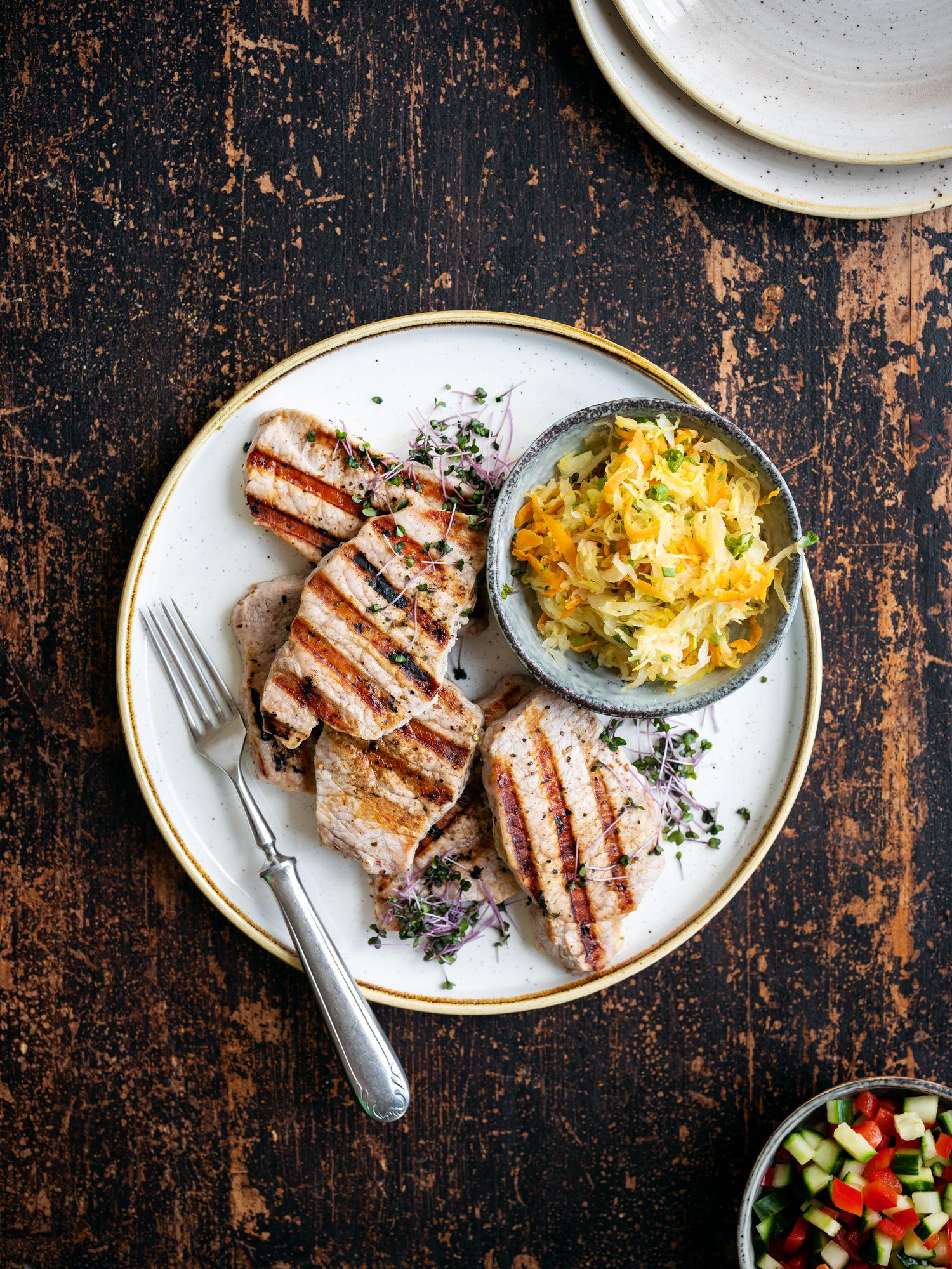 Gegrillter Schweinebraten mit Sauerkrautsalat