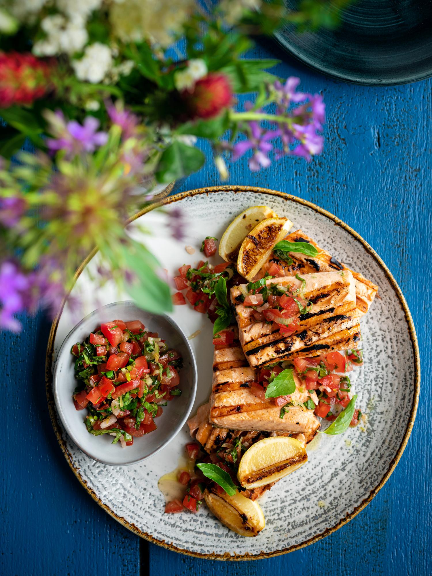 Gegrillter Lachs mit Tomatensalat und Basilikum