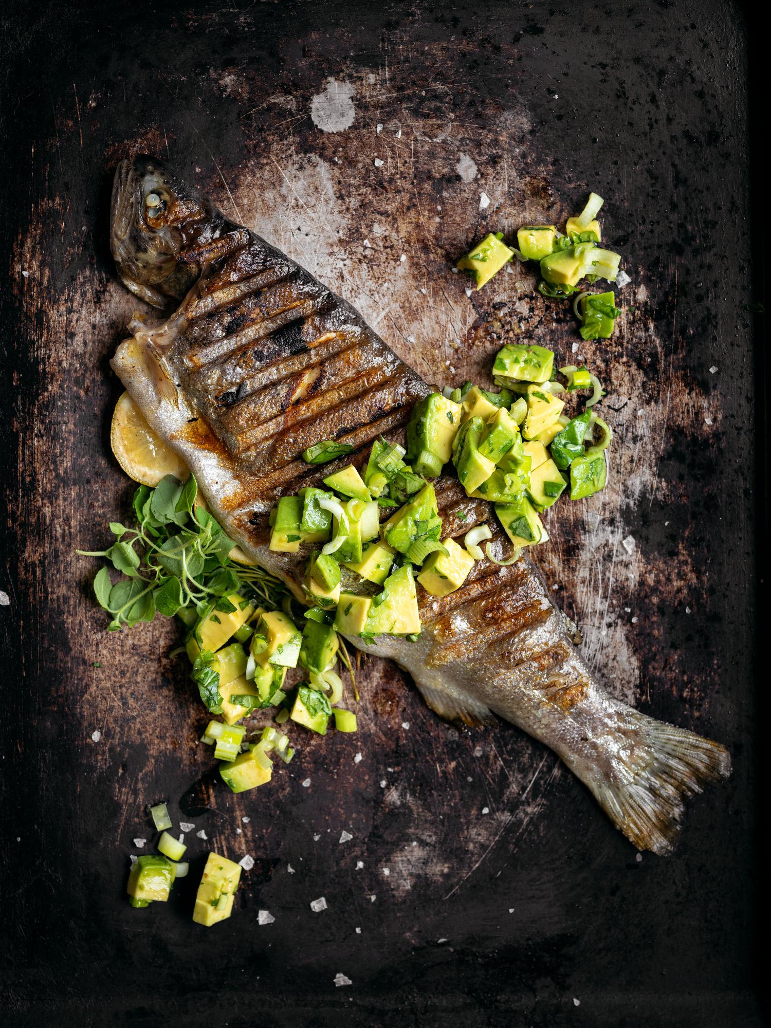 Gegrillte Forelle mit Avocadosalat