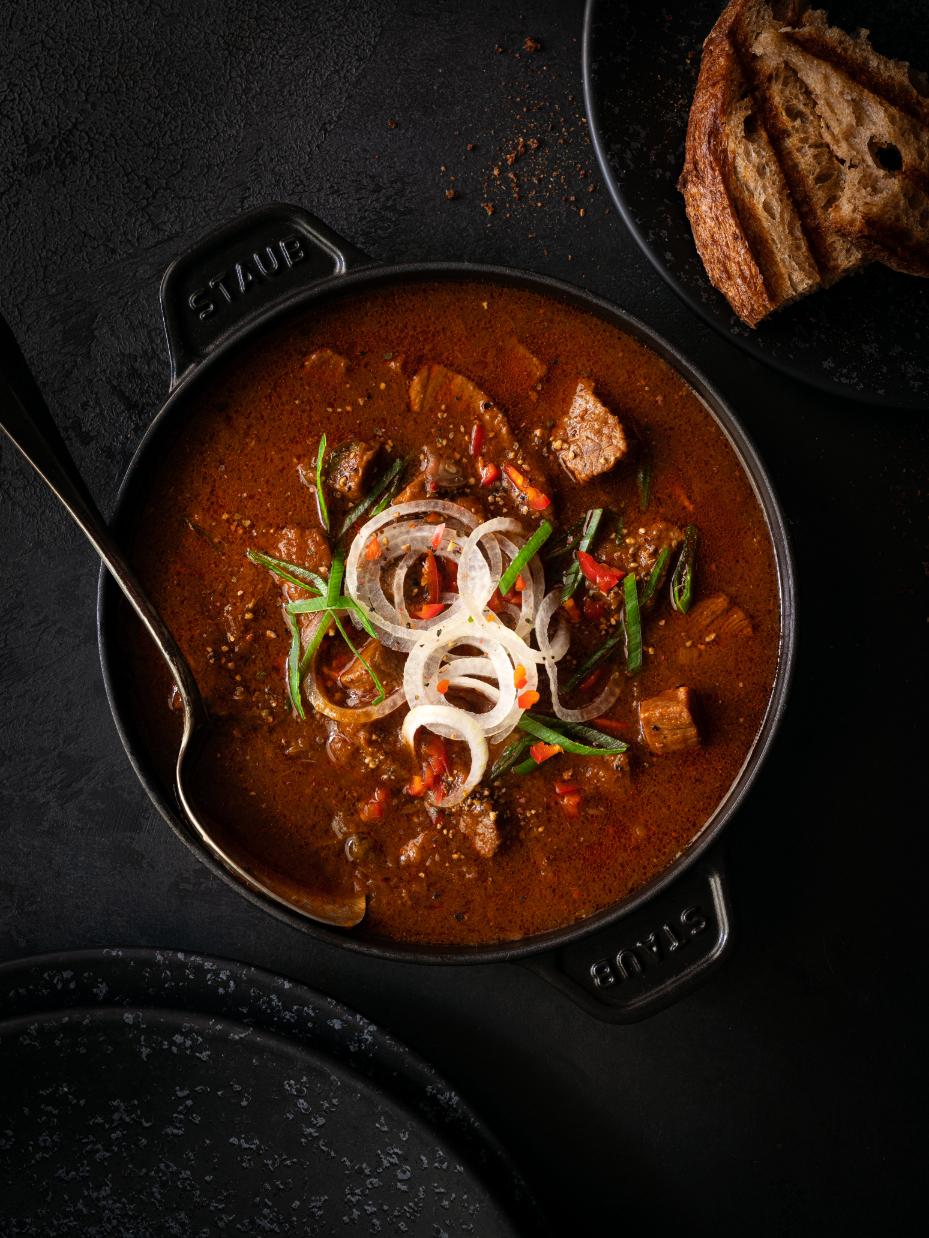 Gulasch mit Brot