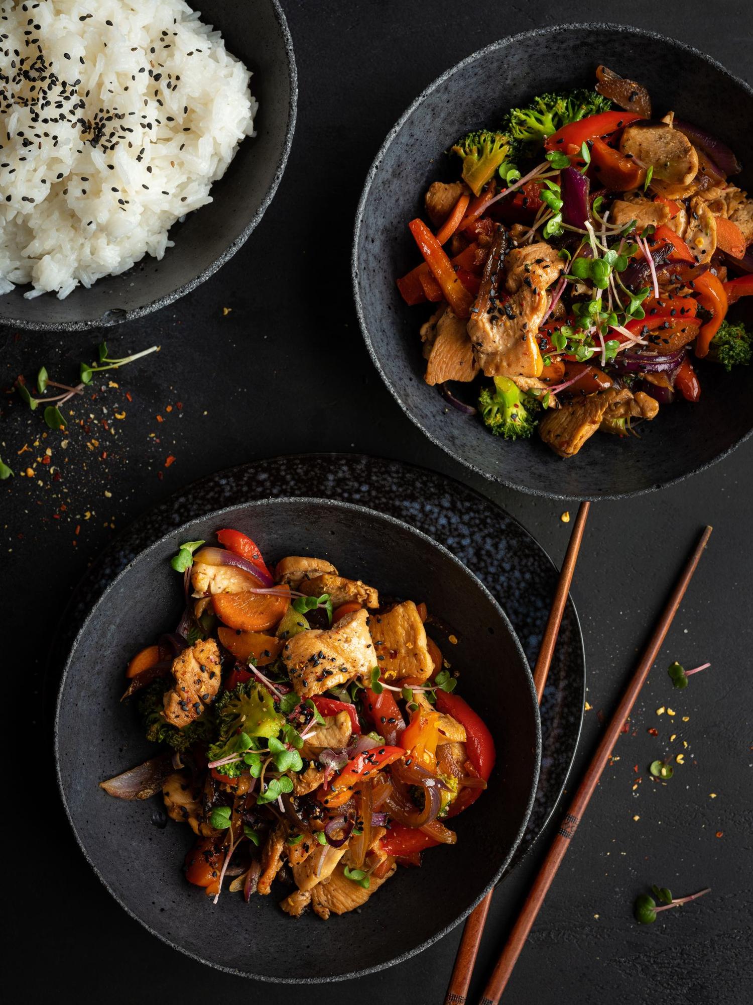 Hähnchenpfanne mit Brokkoli, Paprika und Zitronenschale