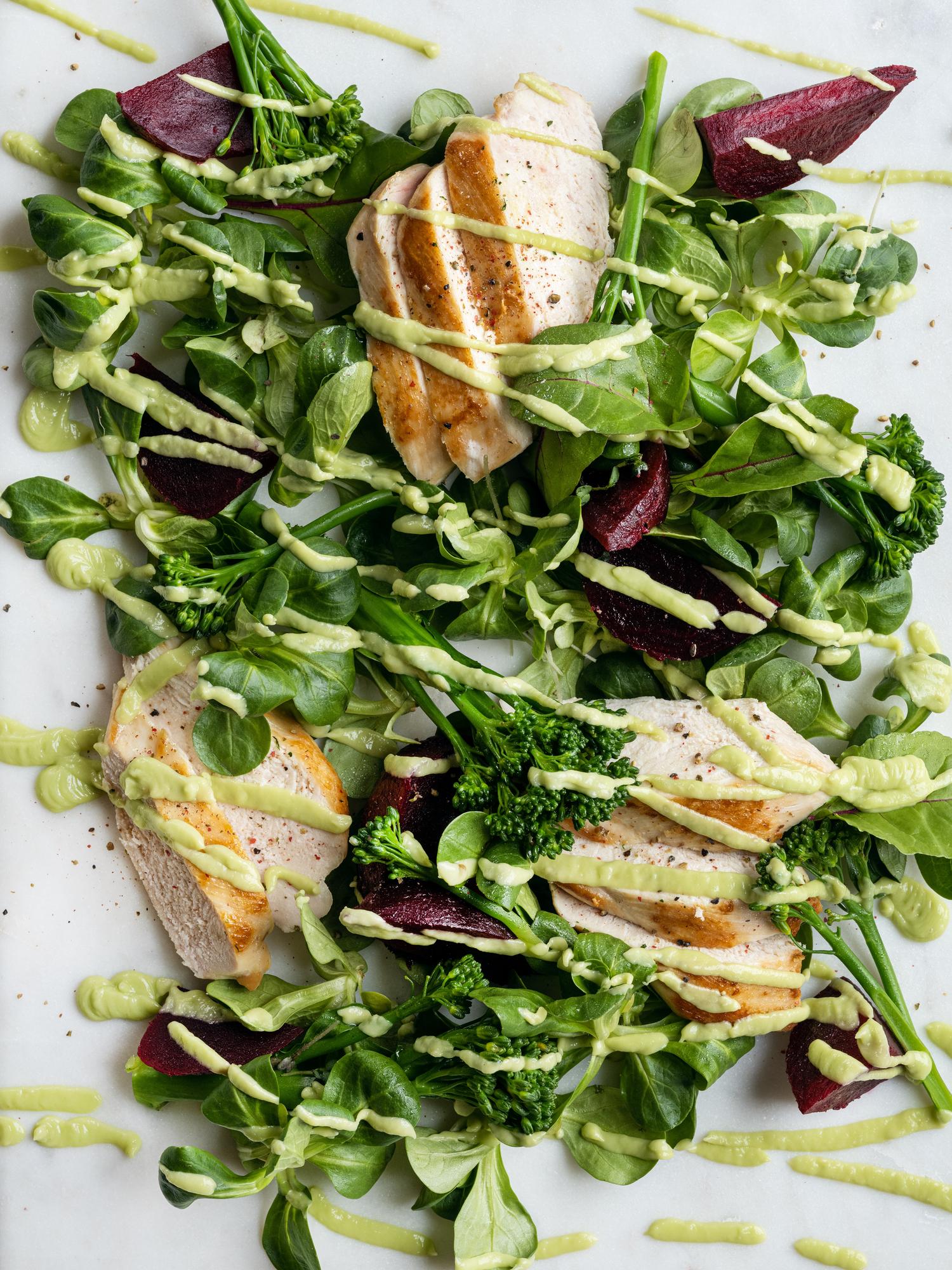 Hähnchensalat mit Avocado-Pesto