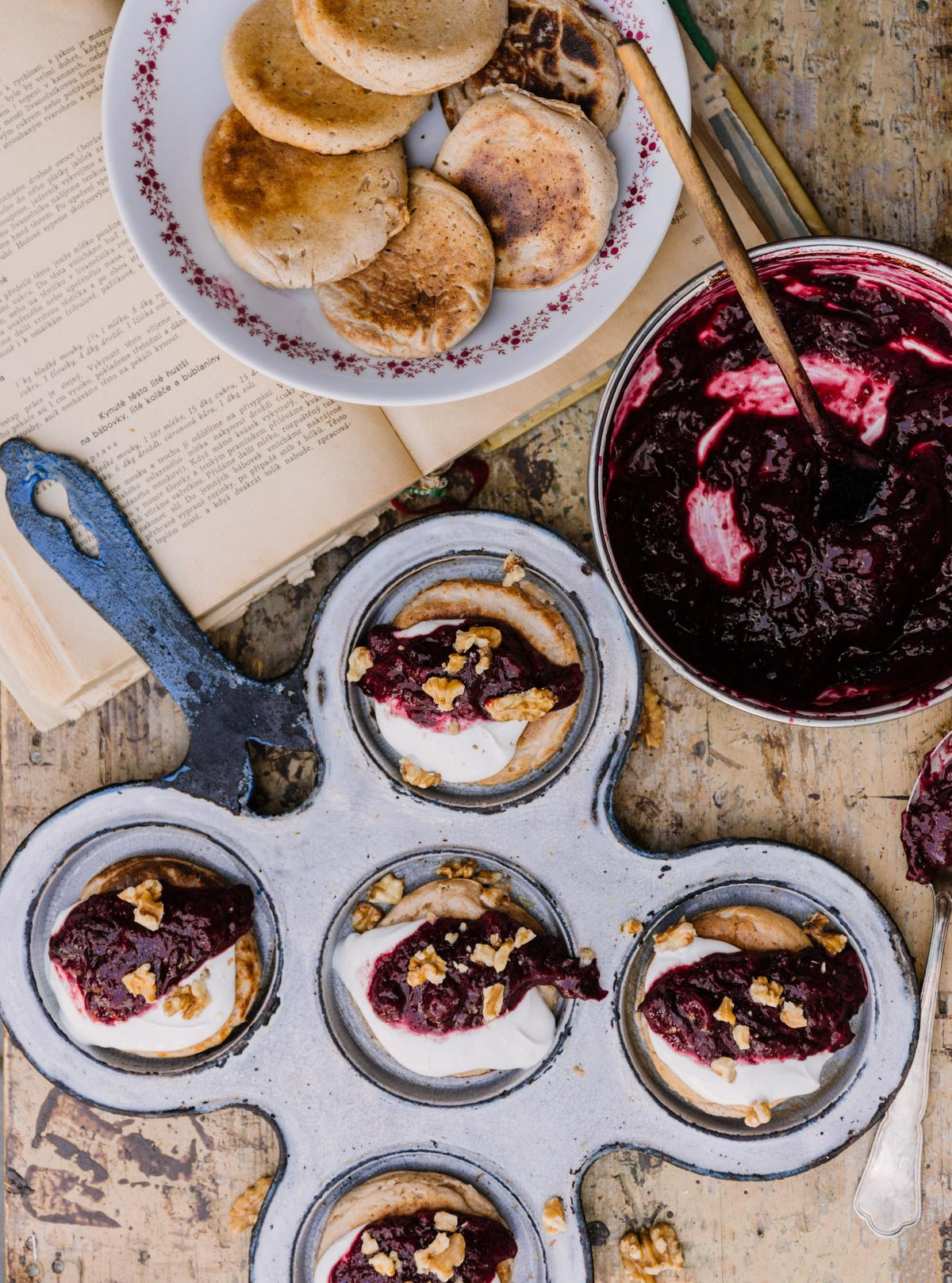 Hefepfannkuchen mit Zwetschgen und saurer Sahne