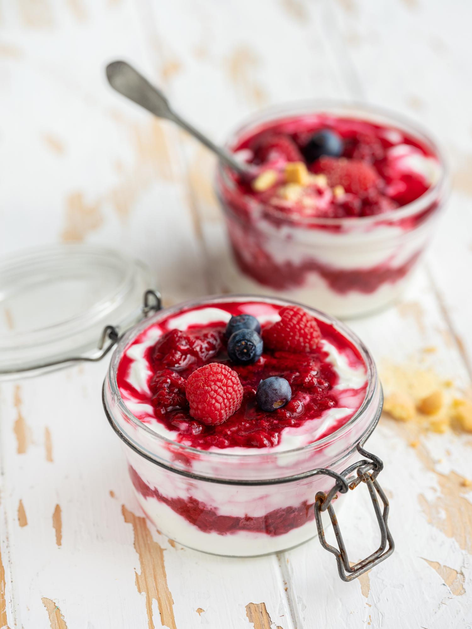 Himbeer-Trifle mit Vollkorn-Eierplätzchen