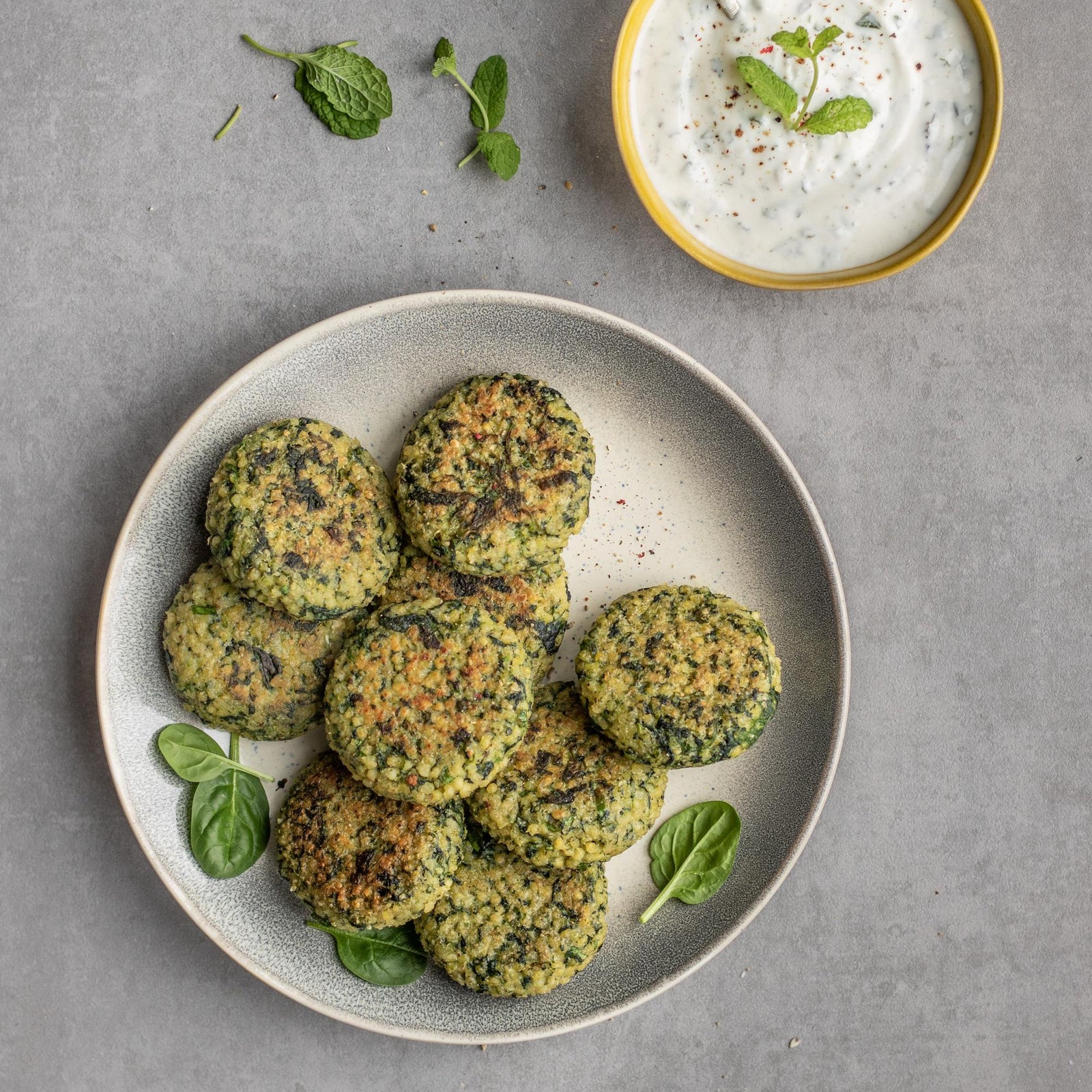 Hirsepuffer mit Spinat und Joghurt-Minze-Dip