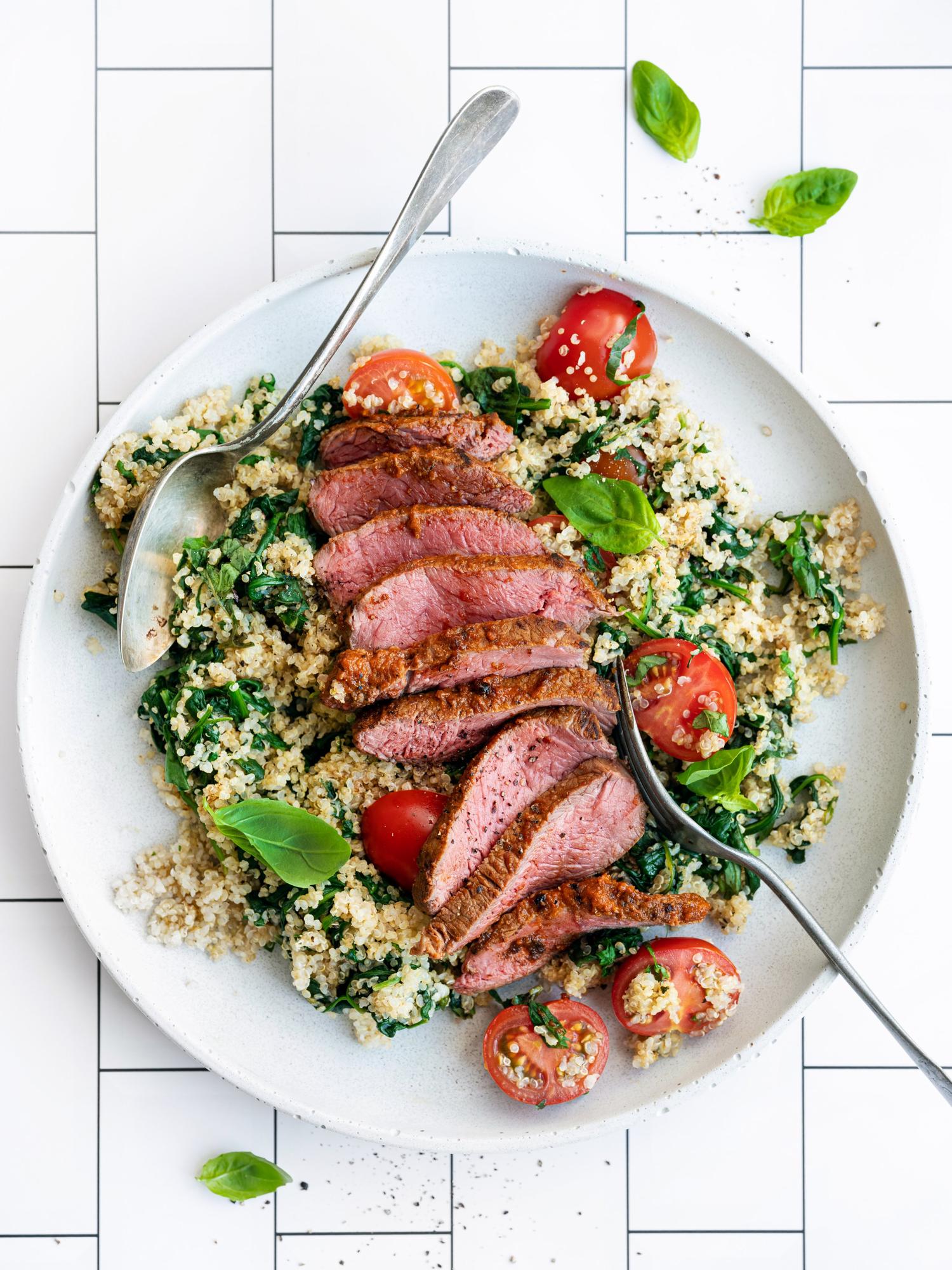 Rindersteak mit Spinat-Quinoa