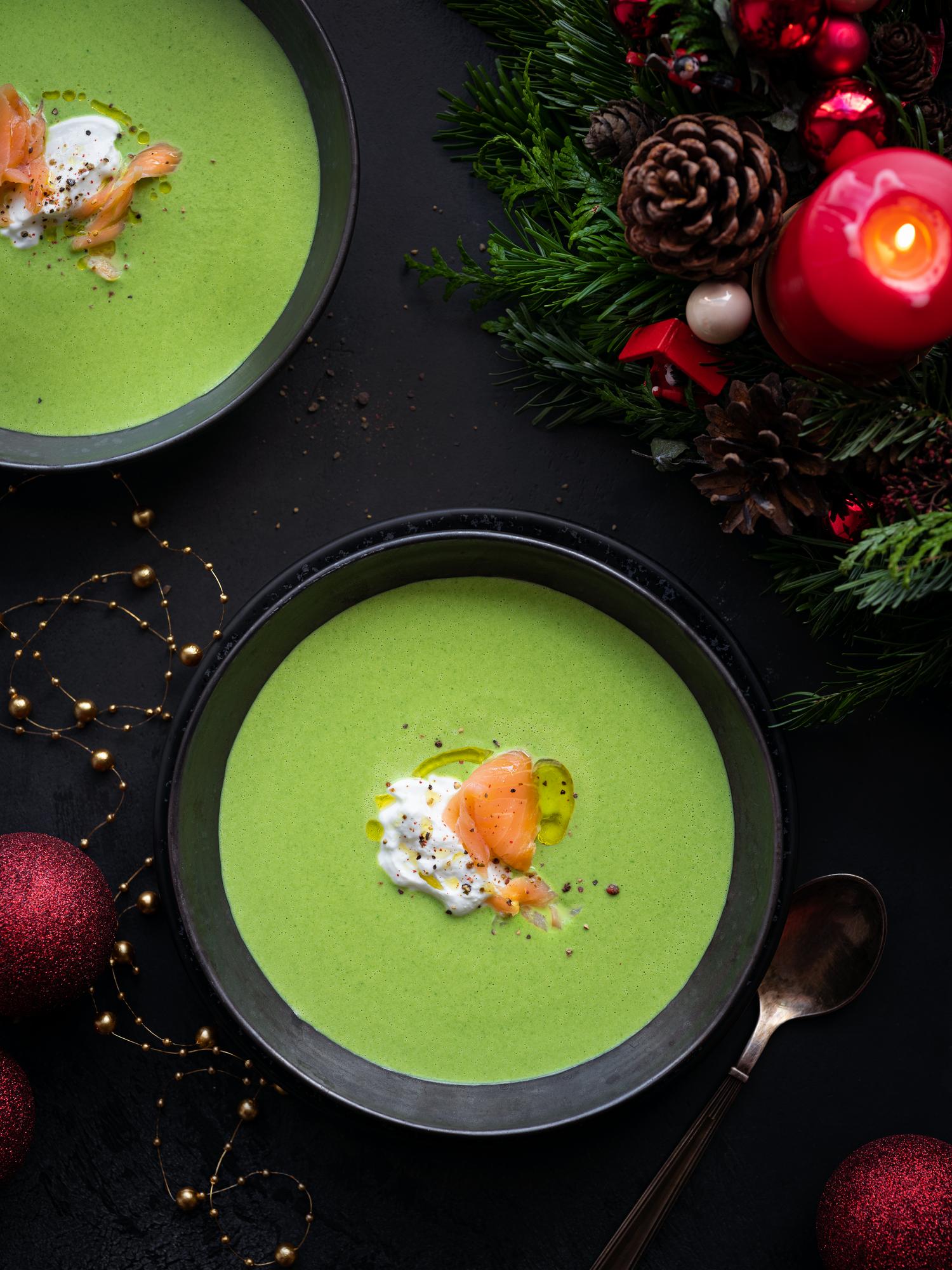 Erbsensuppe mit geräuchertem Lachs