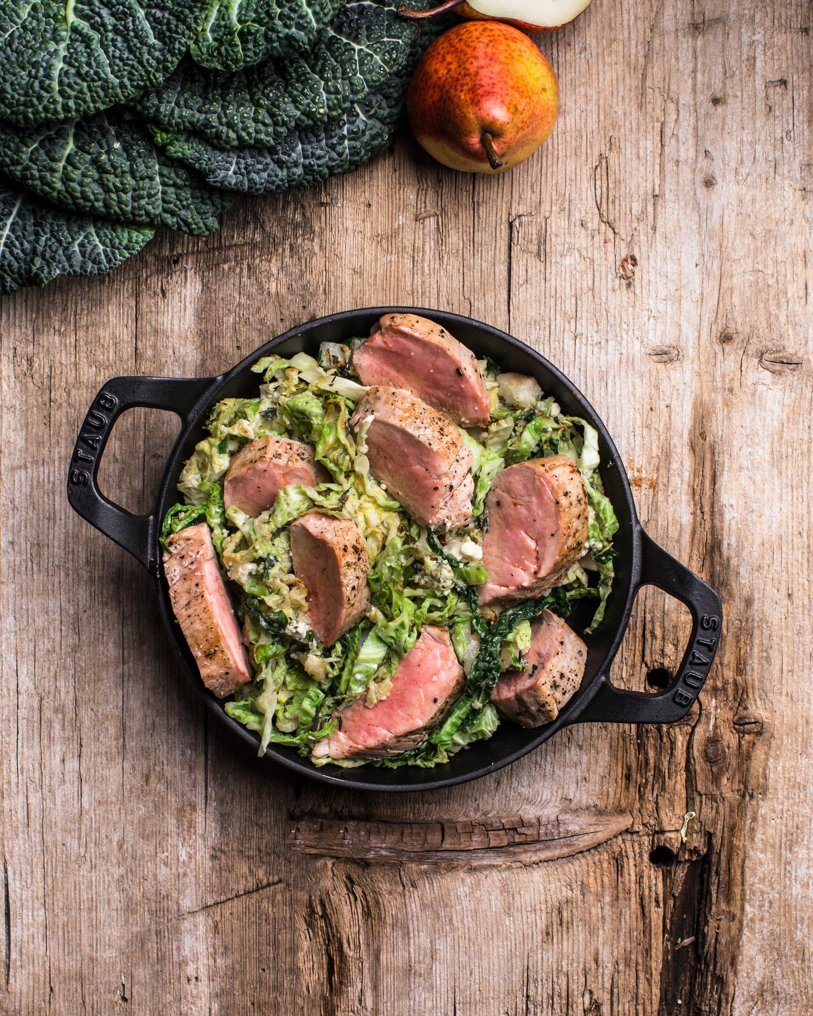 Birne mit Kohlragout und Schweinefilet