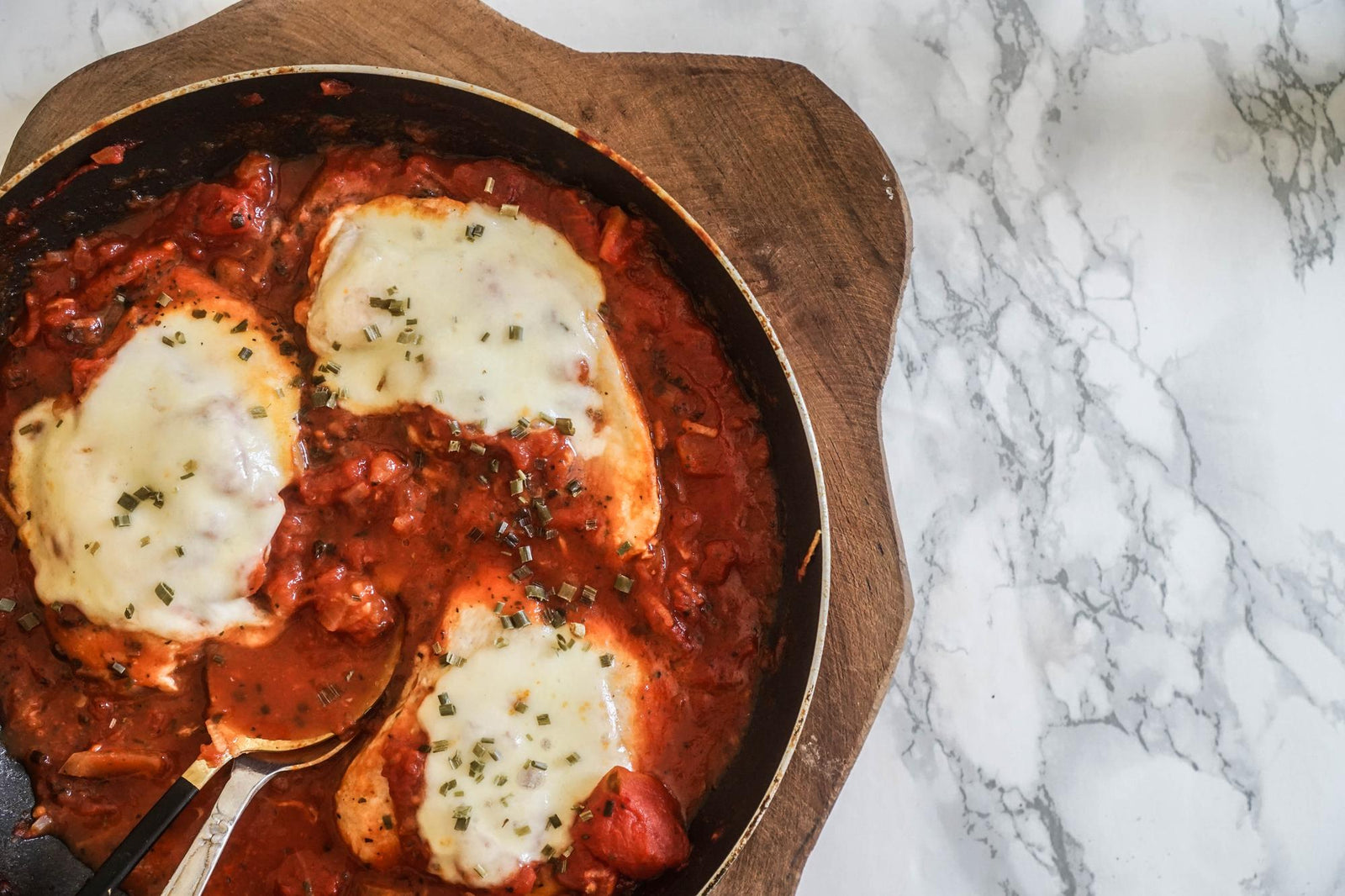 Hühnerbrust in Tomatensauce mit Mozzarella