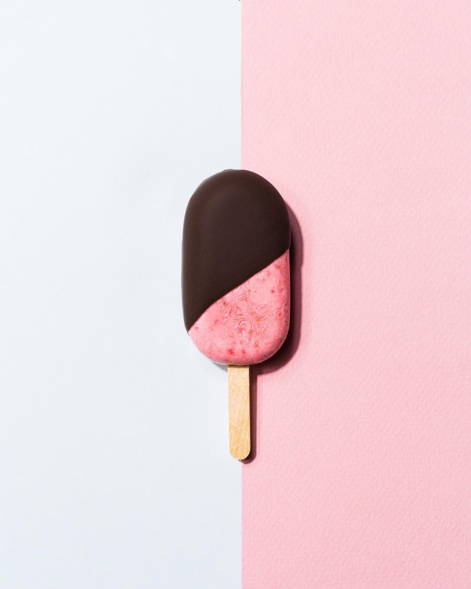 Erdbeer-Quark-Eis am Stiel in Schokolade