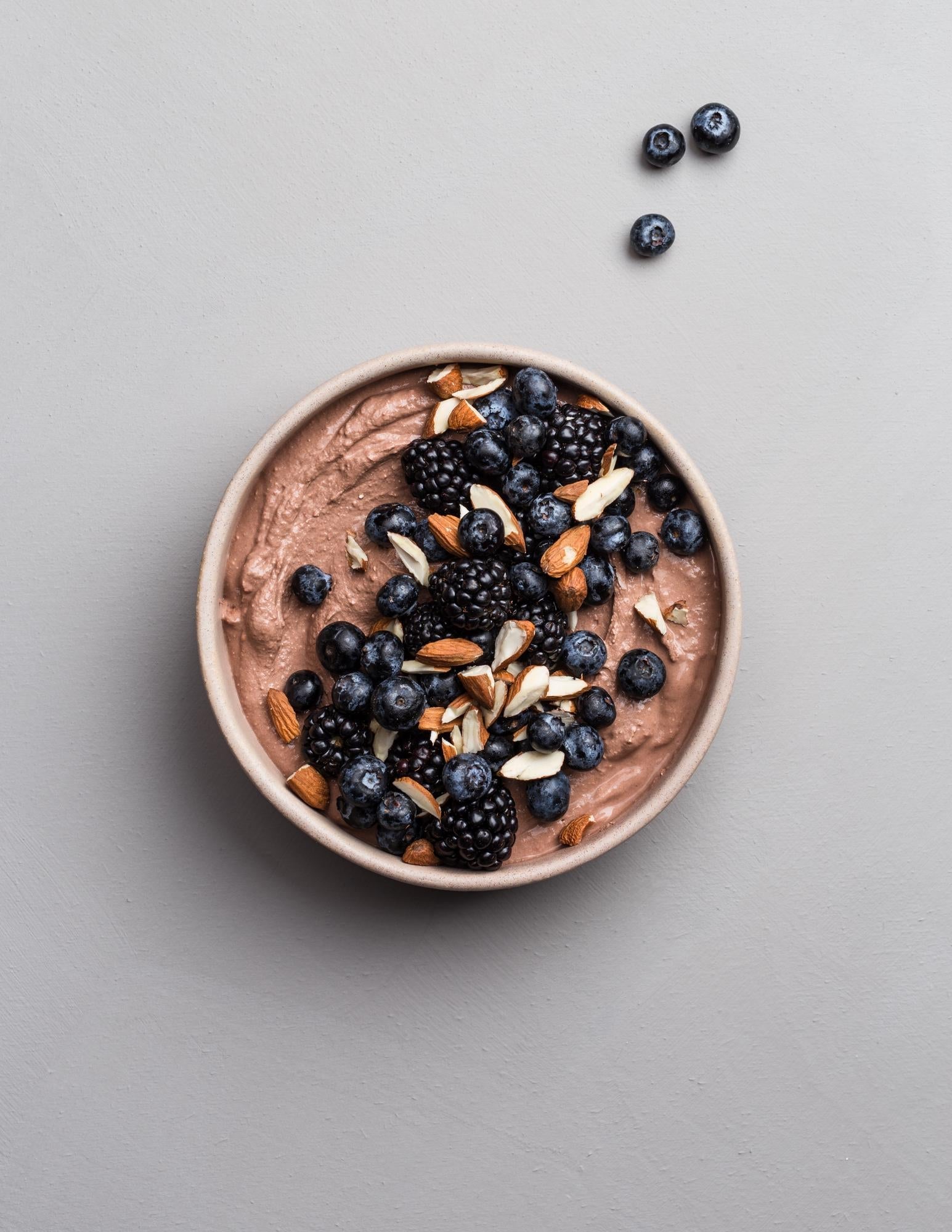 Kakao-Schüssel mit Heidelbeeren und Brombeeren