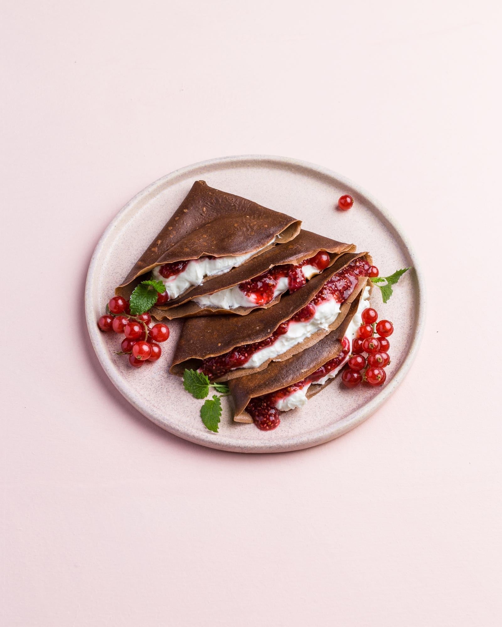 Kakao-Crêpes mit Johannisbeer-Chia-Marmelade