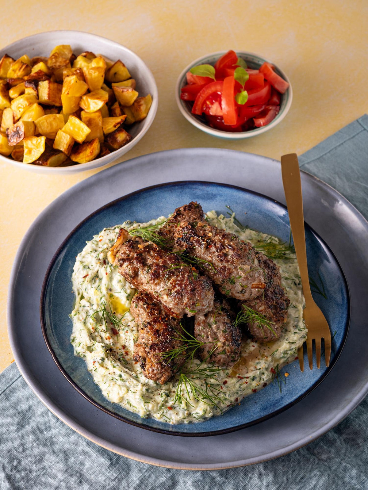 Koftas mit Tzatziki und Ofenkartoffeln