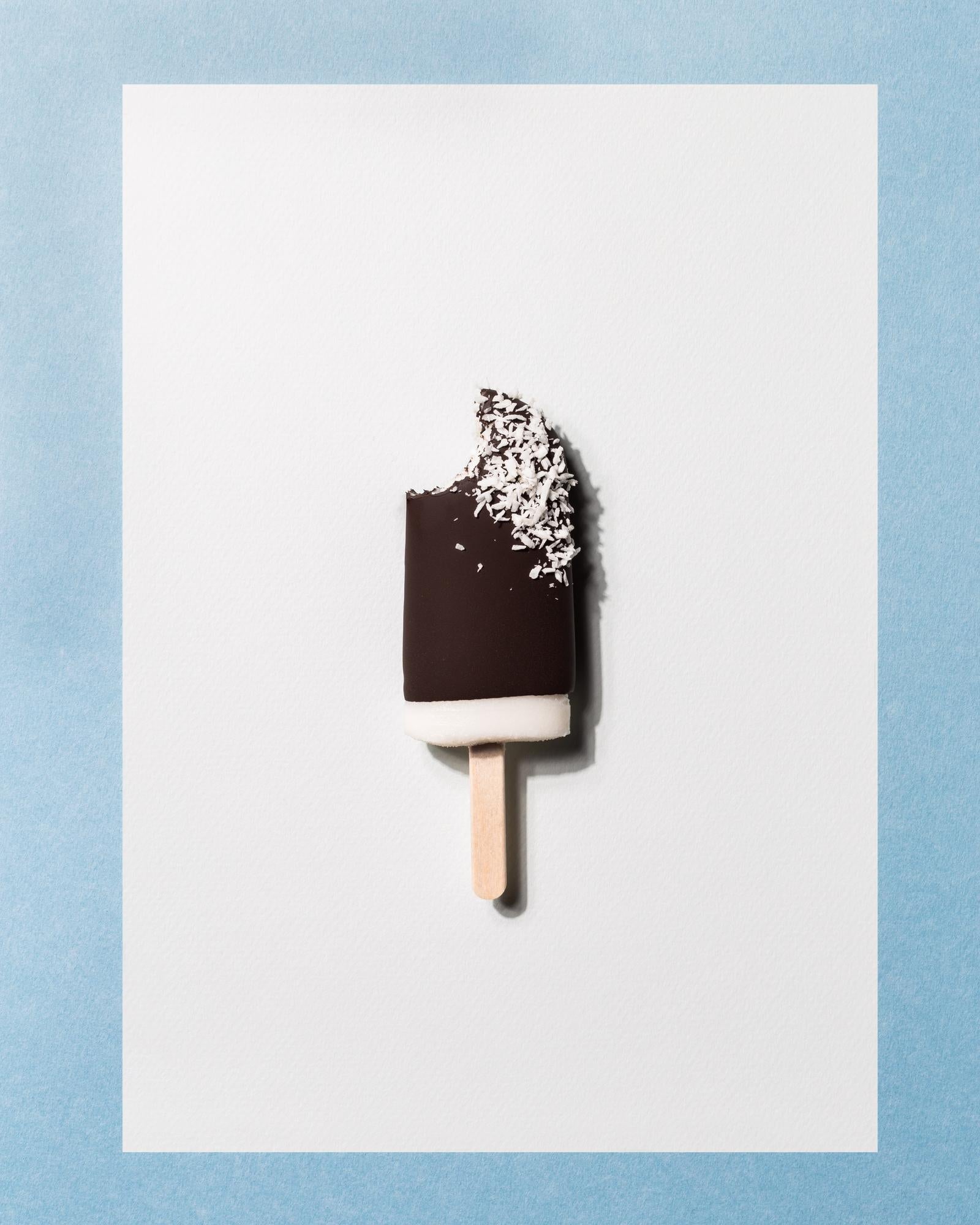 Kokos-Eis am Stiel in Schokolade