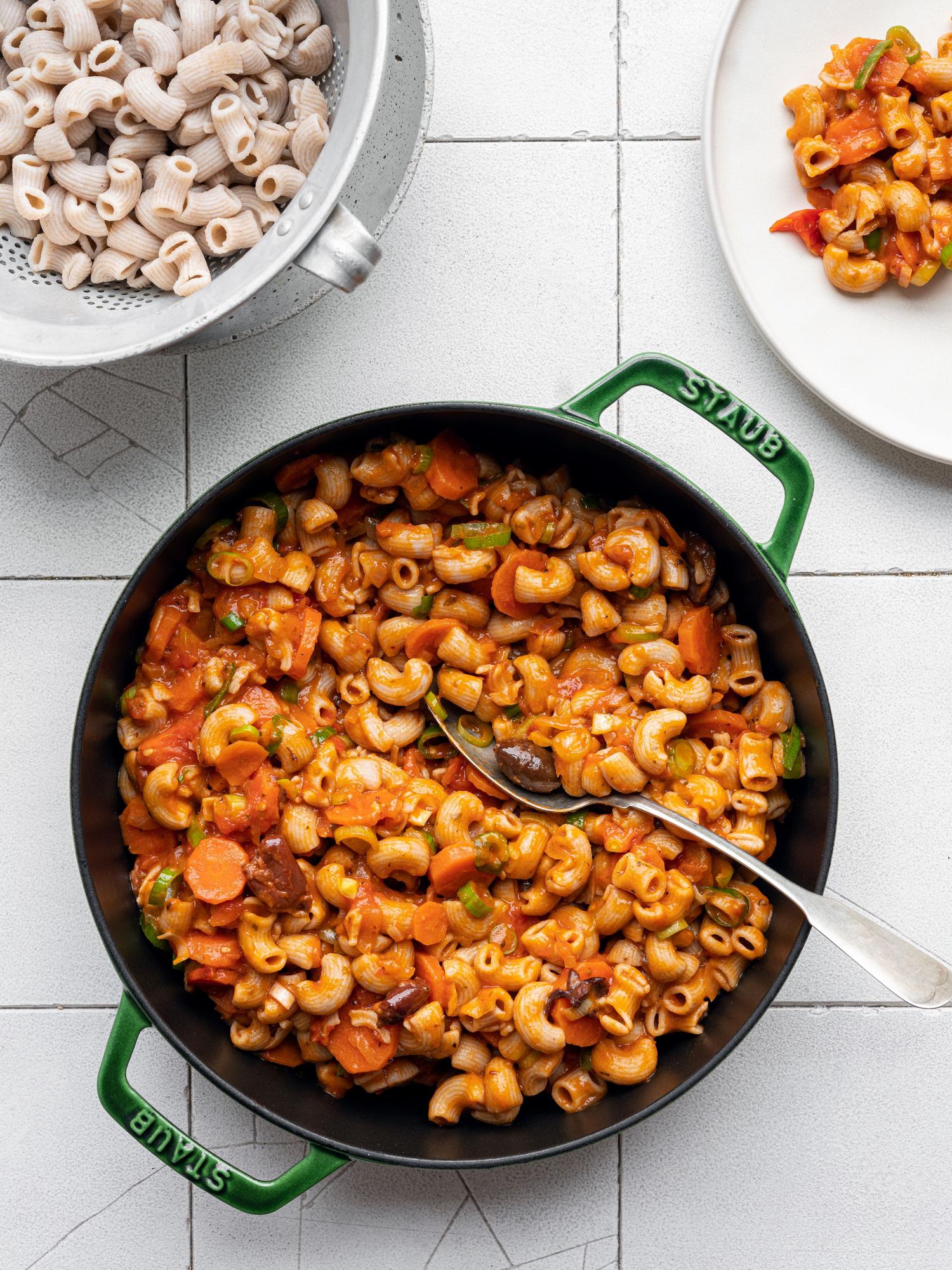 Hörnchennudeln mit Tomaten und Karotten