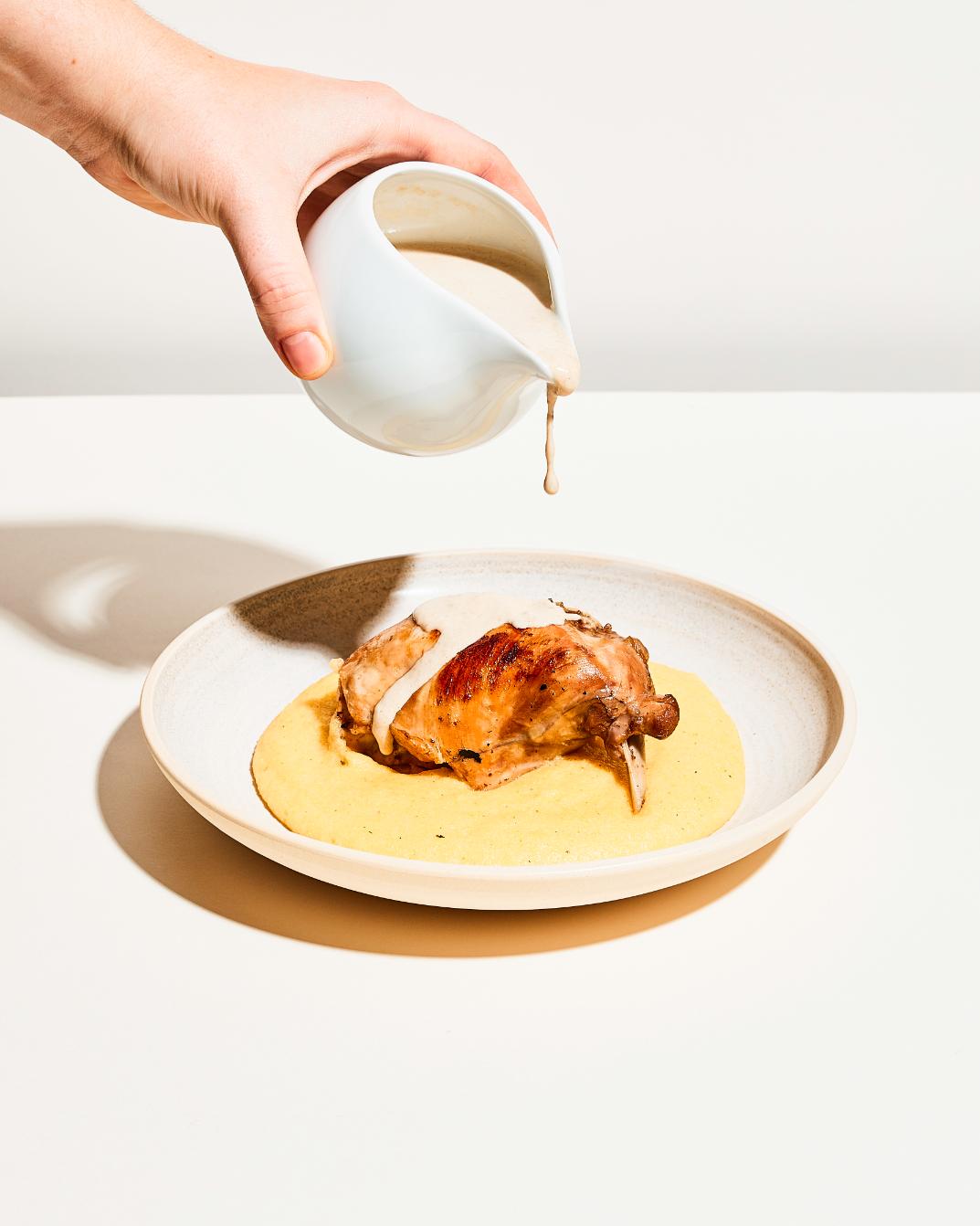 Kaninchenkeilen mit Nusssauce und Polenta